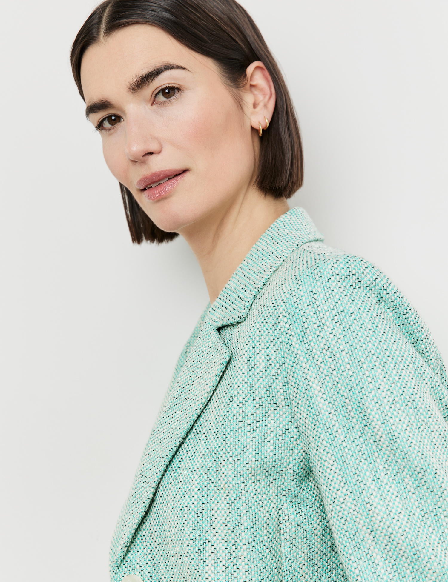 Short Blazer Jacket Made Of Textured Fabric_330033-31265_9050_04