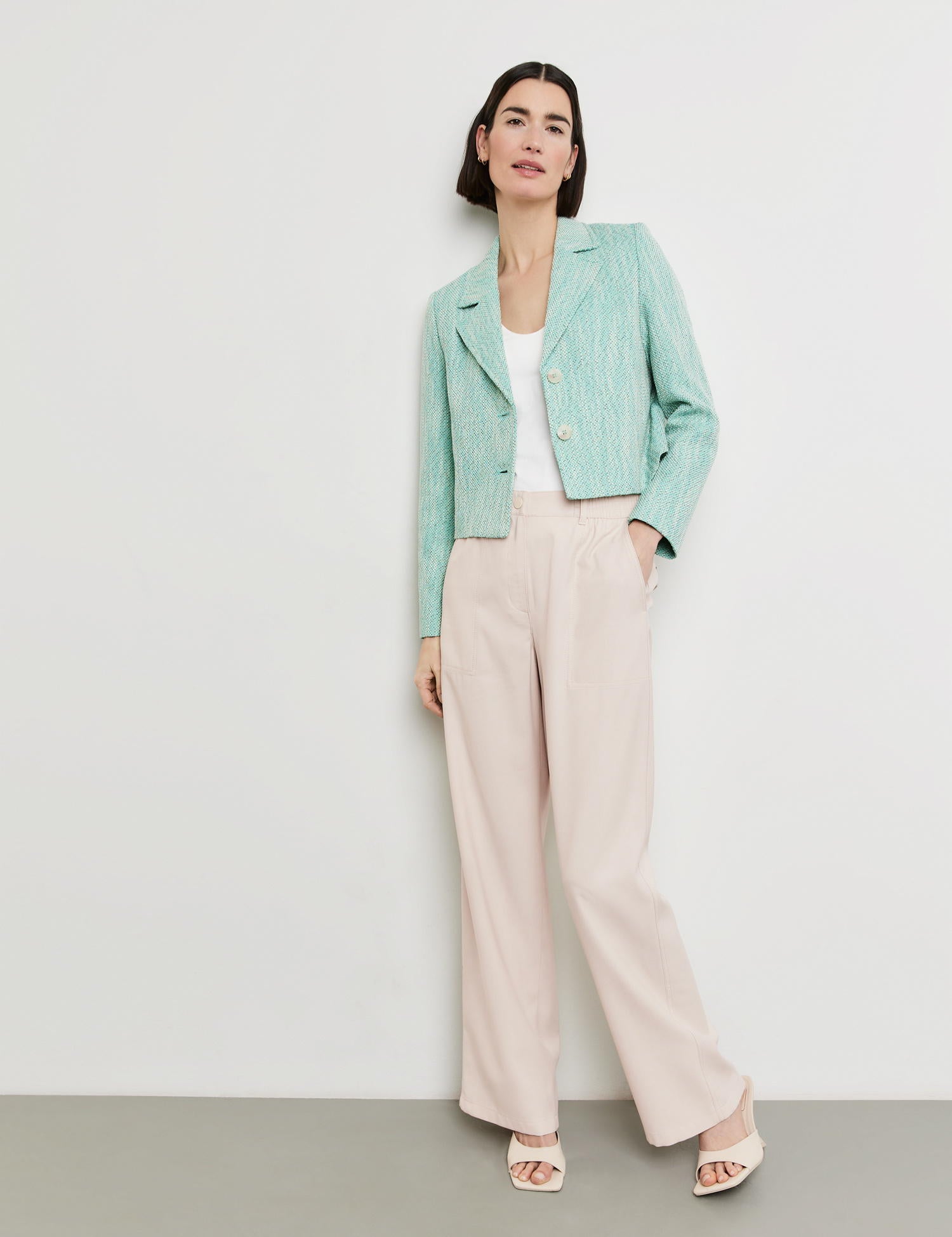 Short Blazer Jacket Made Of Textured Fabric_330033-31265_9050_05