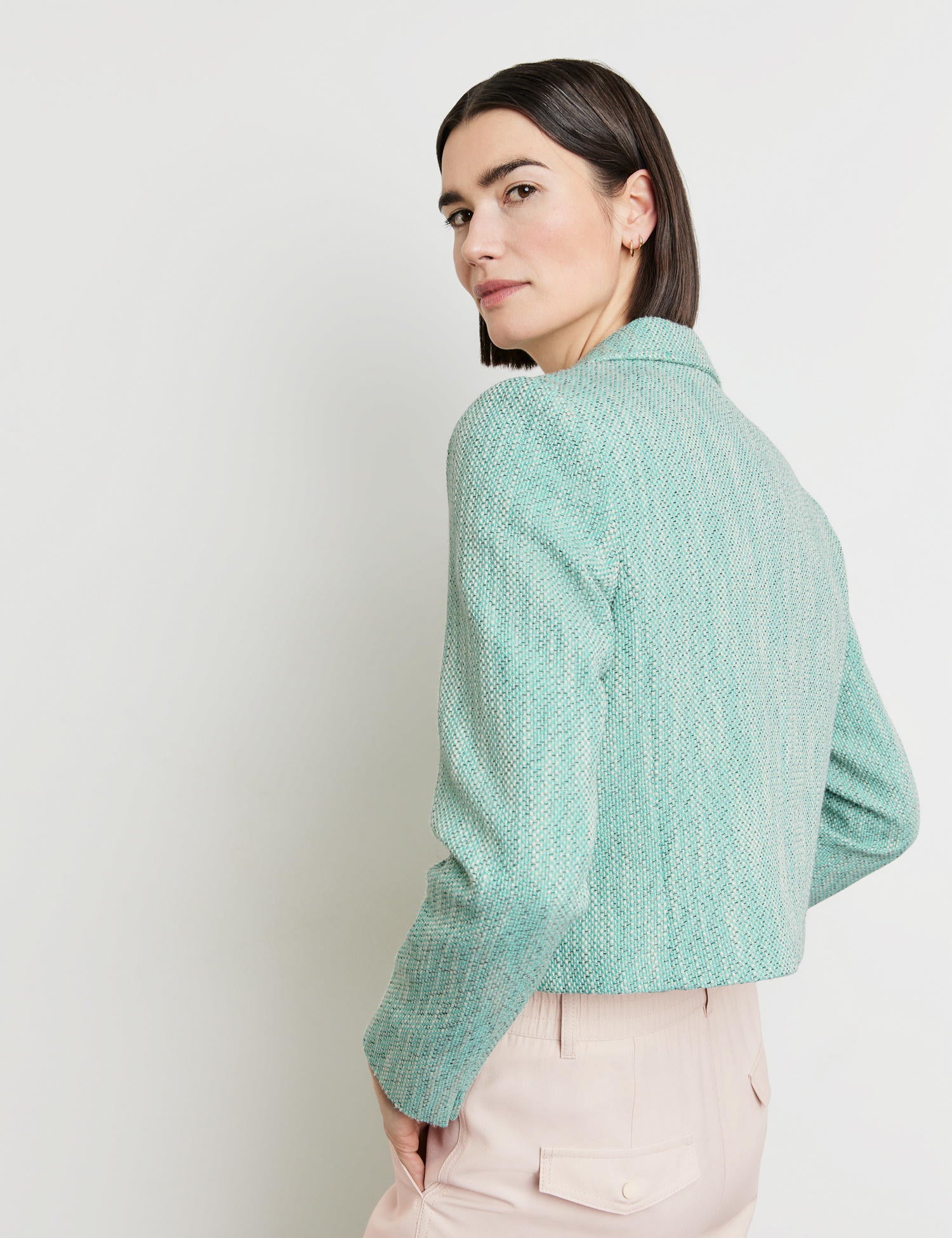 Short Blazer Jacket Made Of Textured Fabric_330033-31265_9050_06