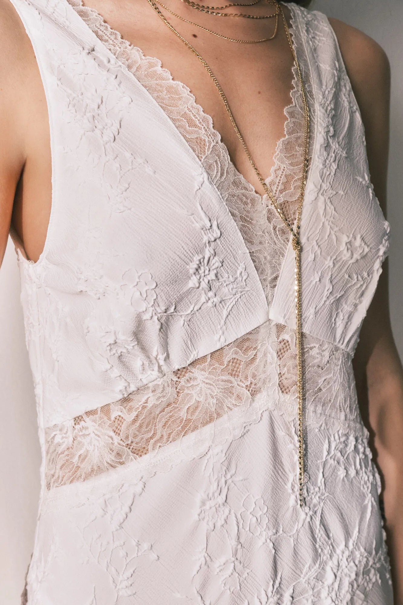 Women Secret_Ivory_Long Satin Jacquard Nightdress in White_3413703_96_03