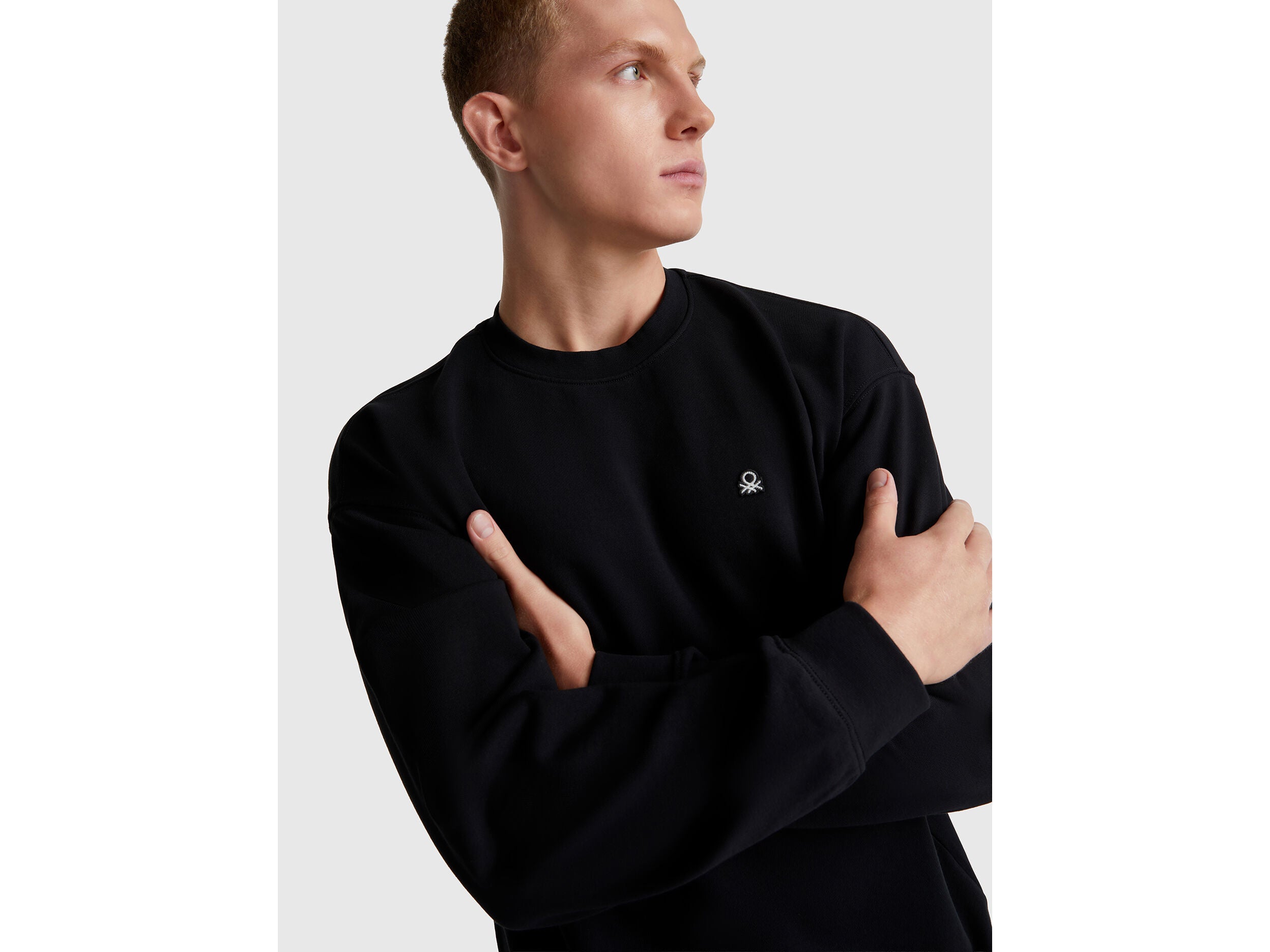 Benetton_Black_Sweatshirt with Logo Patch_342ZU1093_100_04