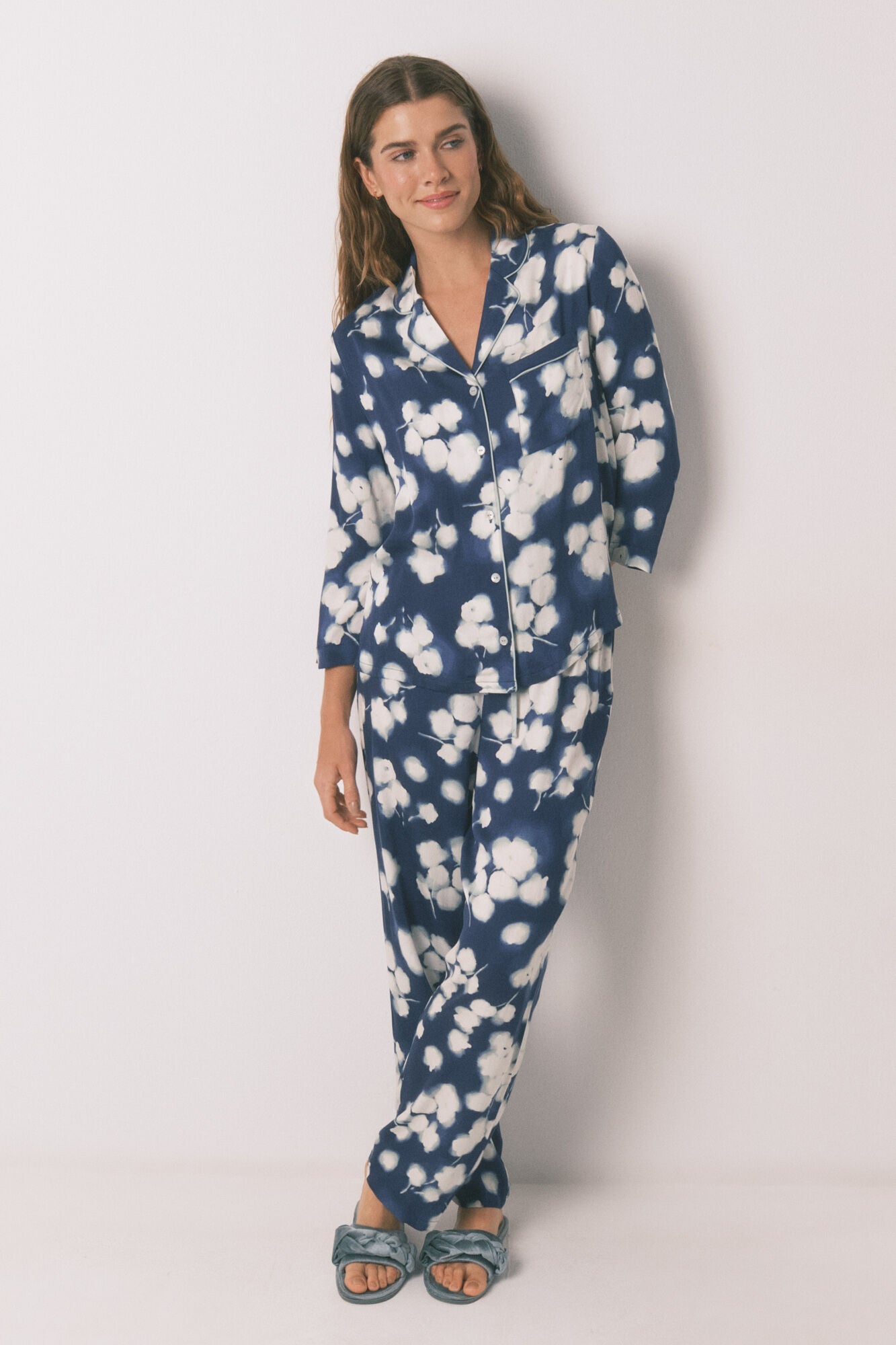 Women Secret_Blue Print_Long Blue Floral Viscose Classic Pyjamas_3592434_19_01