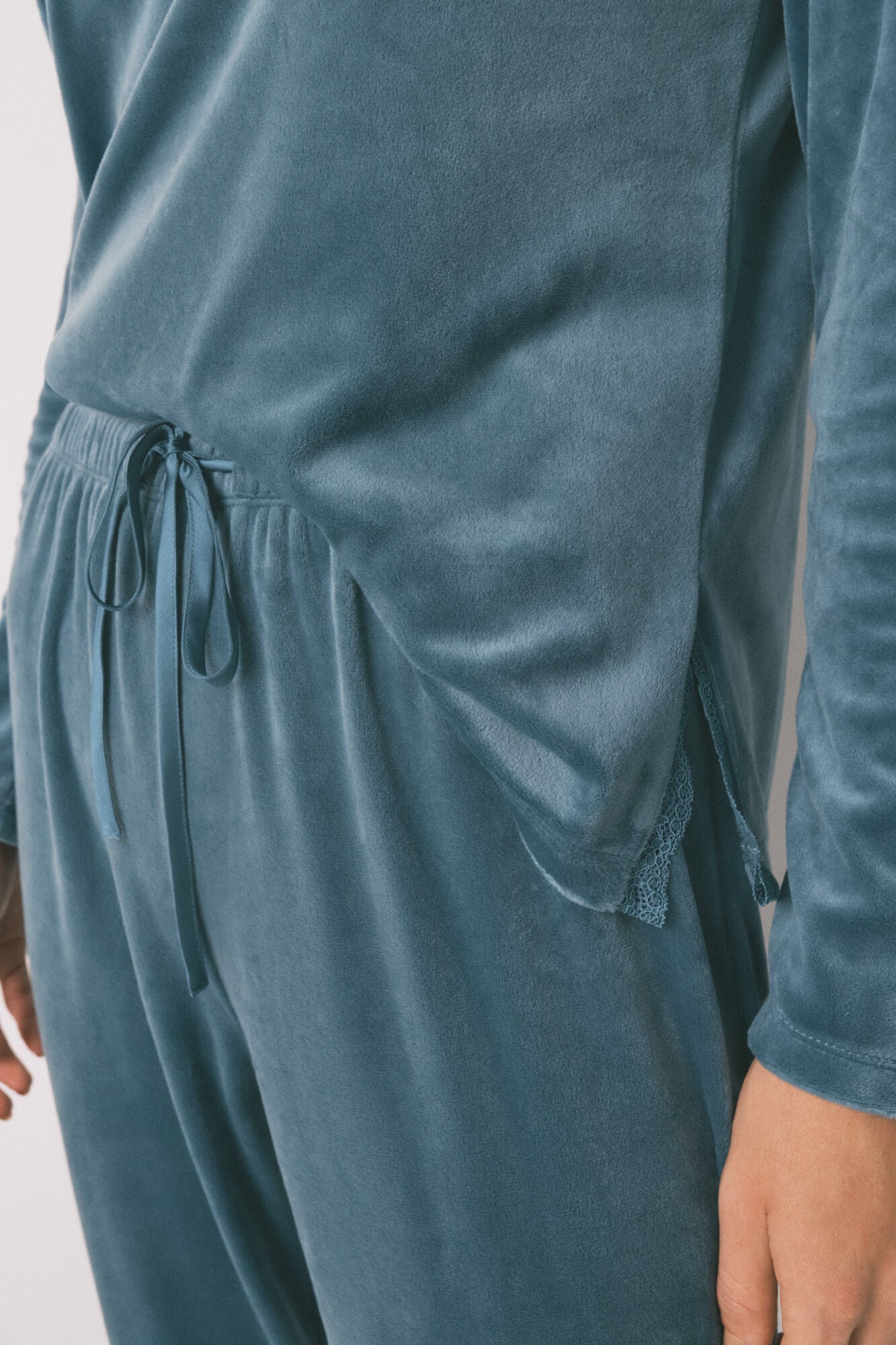 Women Secret_Green_Long Green Velvet Pajamas_3592435_22_04