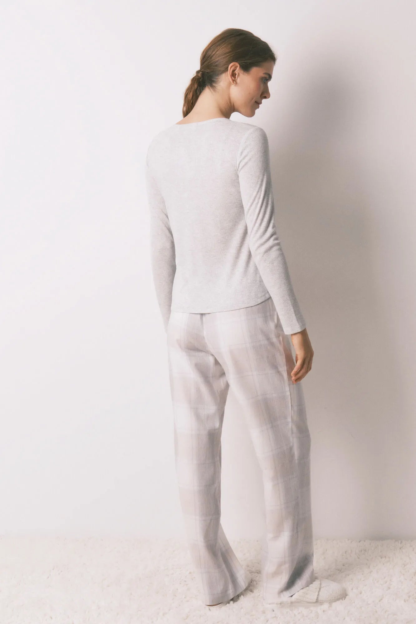 Women Secret_Medium Grey_Long Grey Checkered Pajamas with a Shiny Effect_3592487_46_07