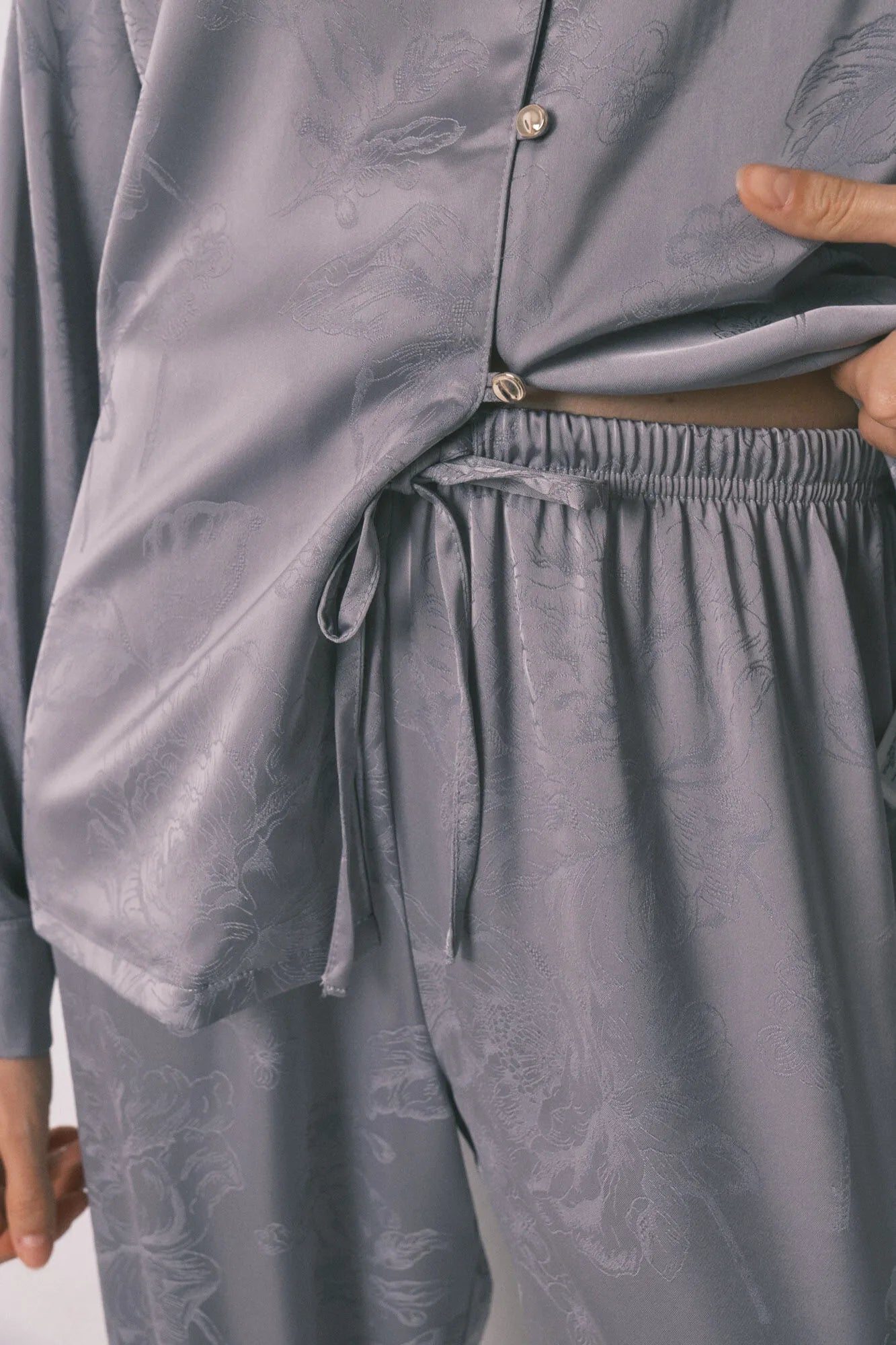 Women Secret_Dark Grey_Long Classic Pyjamas in Grey Jacquard Satin_3593013_42_08