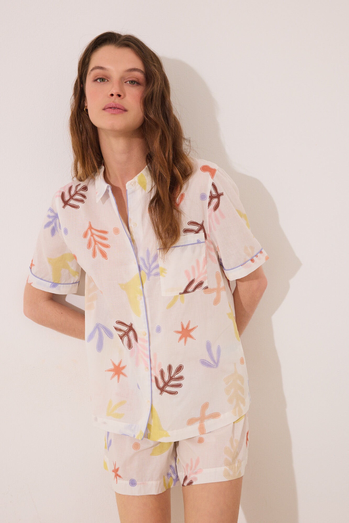 Women Secret_Short Classic Pyjamas in Allover Viscose with Leaves_3599182_98_03