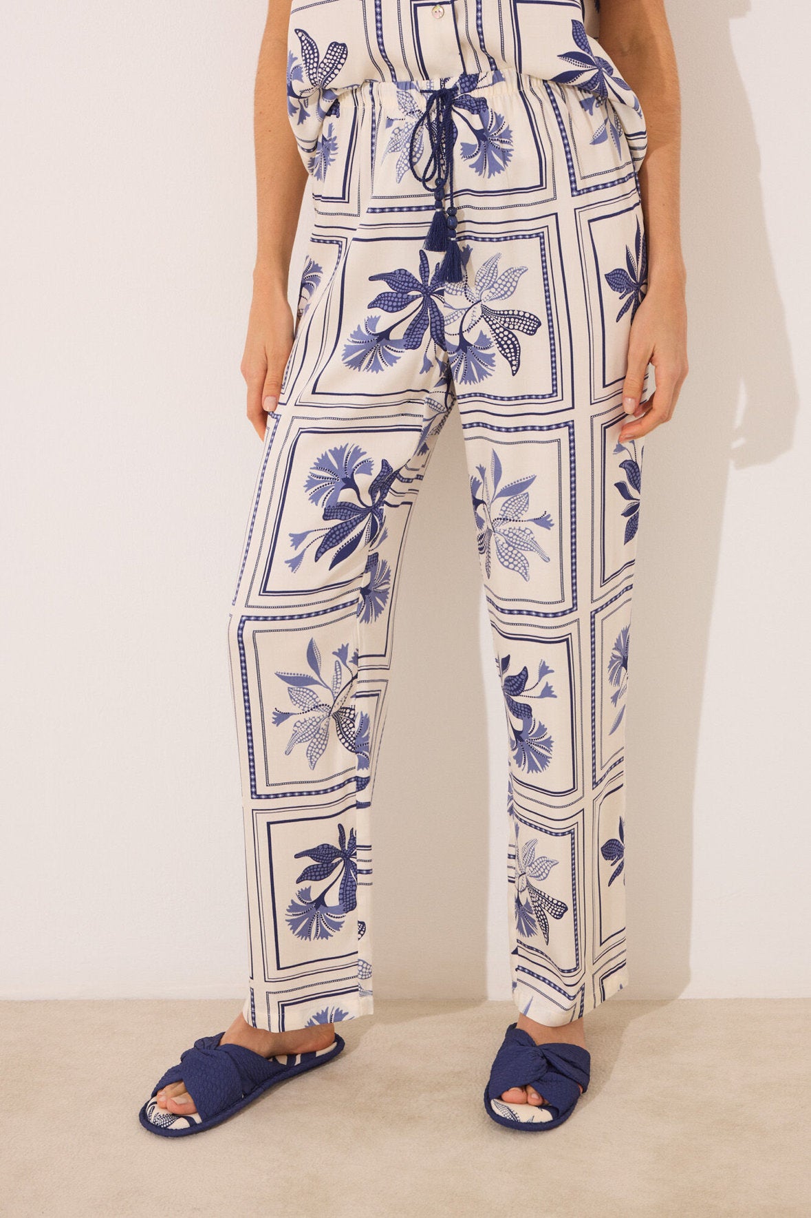 Women Secret_Satin Classic Pyjamas with Flower Print_3599212_10_02