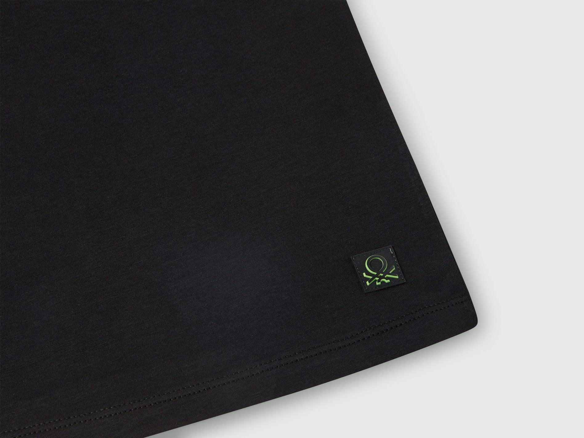 Benetton_Black T-Shirt with Back Print_35RYC10NC_100_03