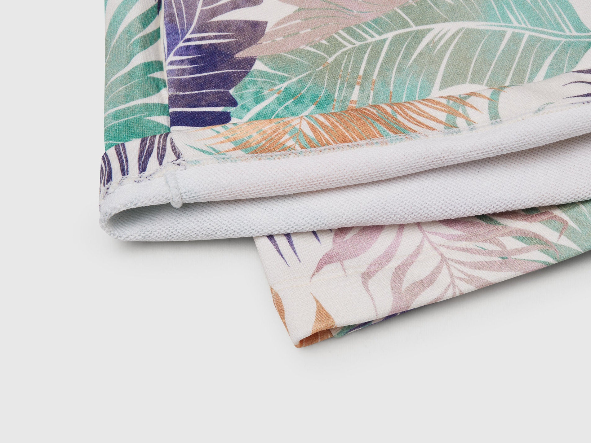 Benetton_Shorts with Tropical Print_35UJC903F_62P_03