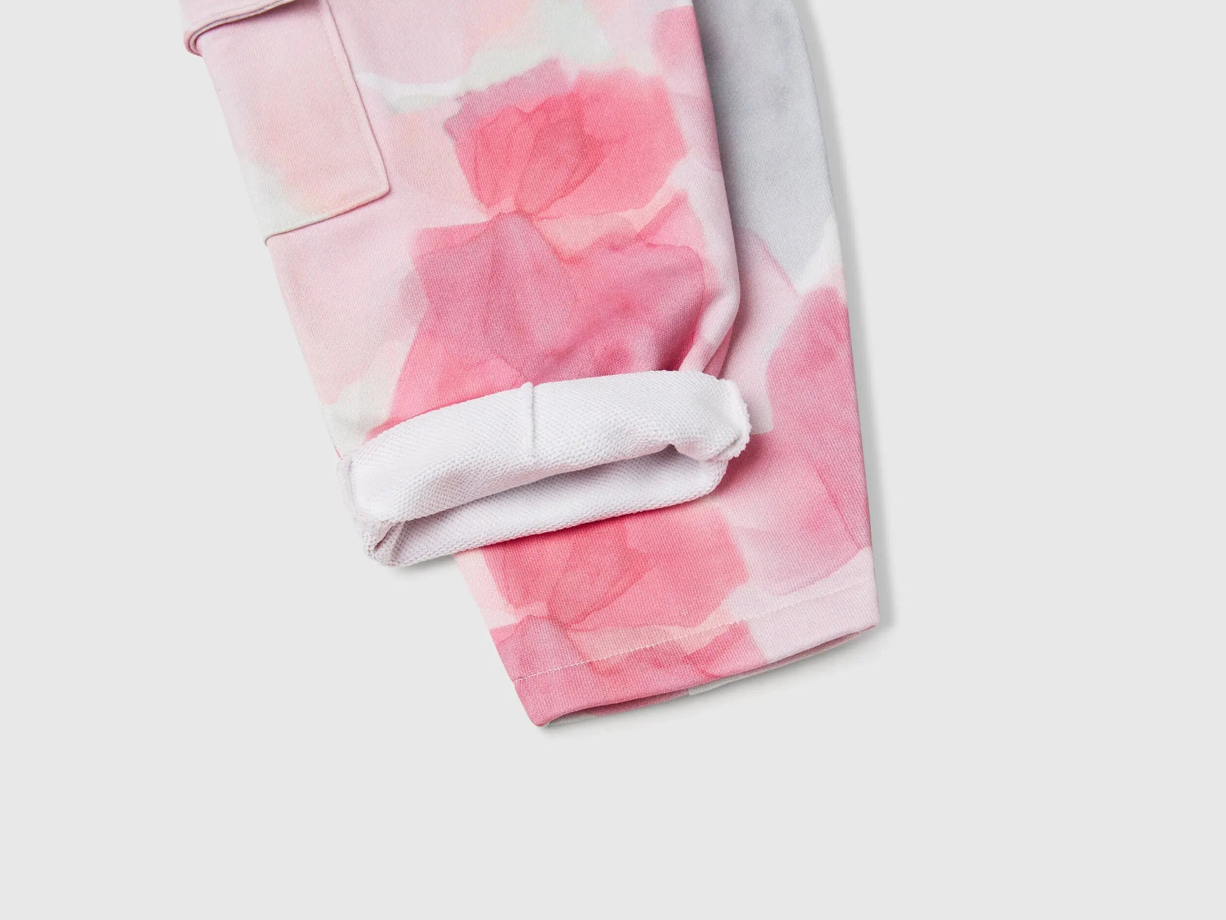 Benetton_Cargo Trousers with Pattern Print_35UJGF04Q_63N_03