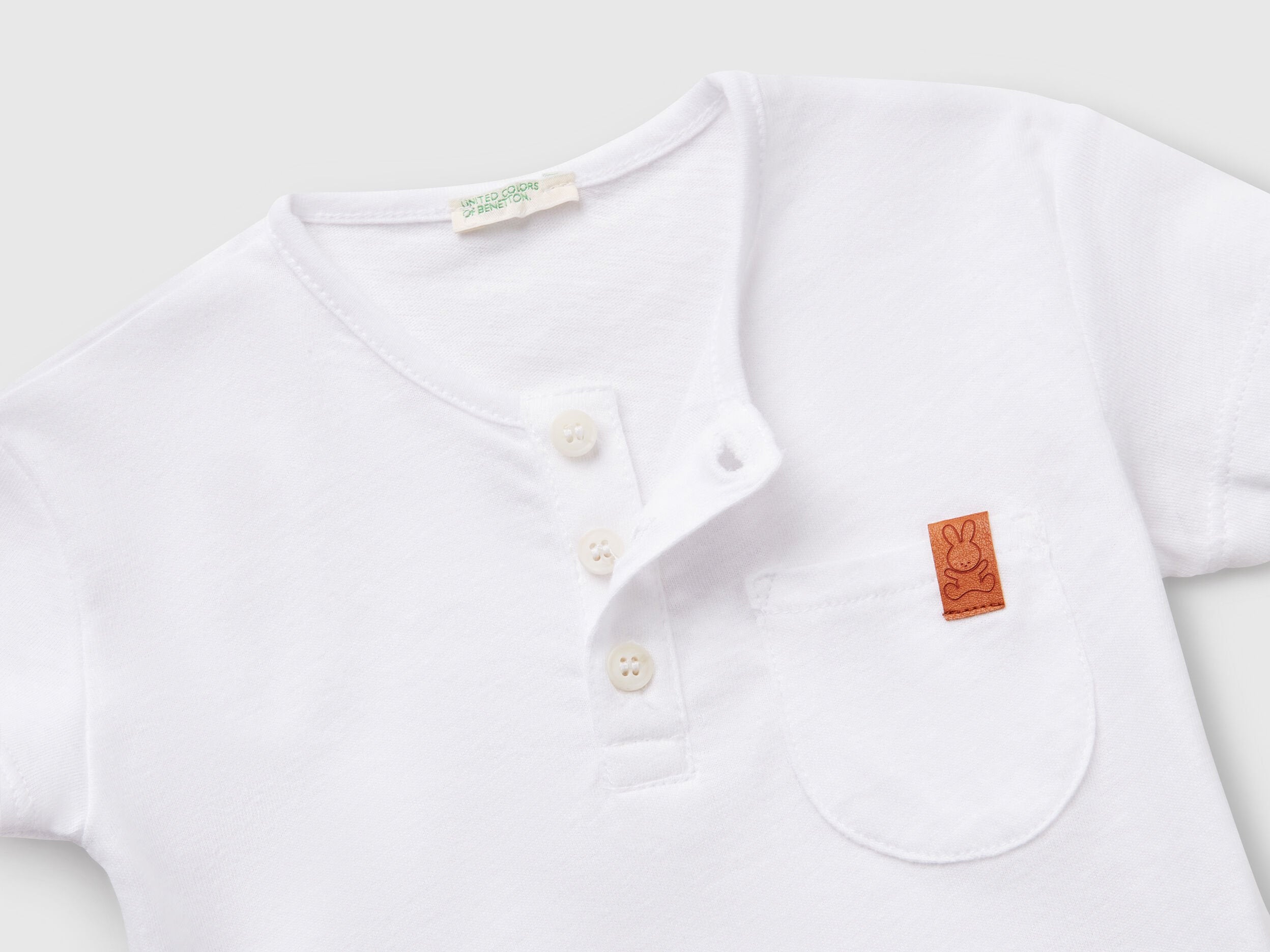 Benetton_T-Shirt with Henley Neck_3F4JA105S_101_03