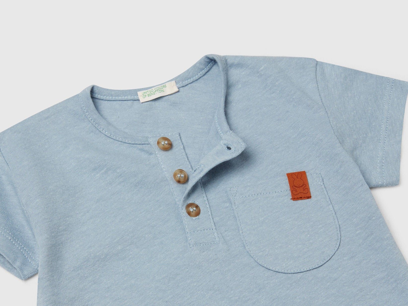 Benetton_T-Shirt with Henley Neck_3F4JA105S_2F9_03