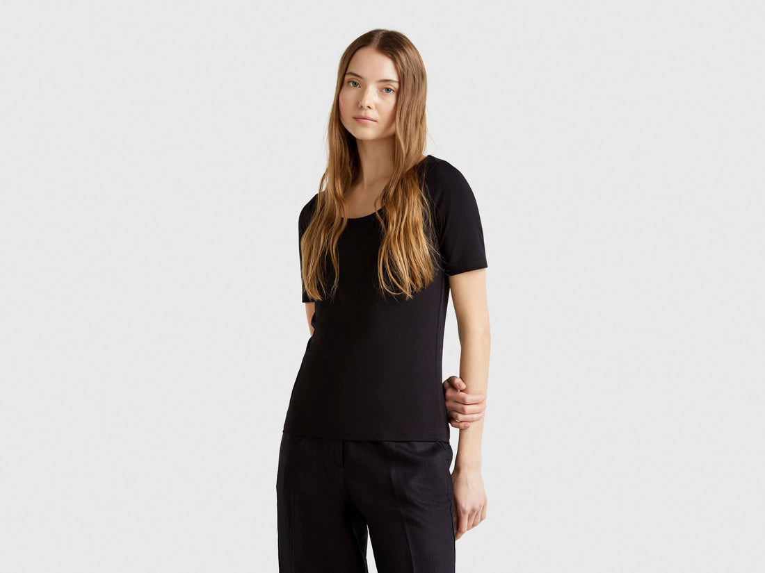 Benetton_Slim Fit Reversible T-Shirt_3FJHD109K_100_02