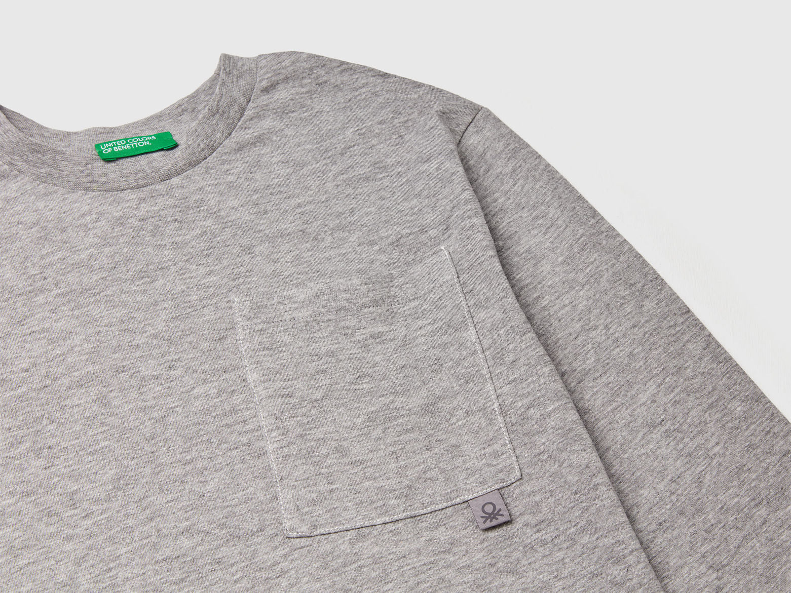 Benetton_Light Gray_T-Shirt with Bold Print_3I1XC10QS_501_03