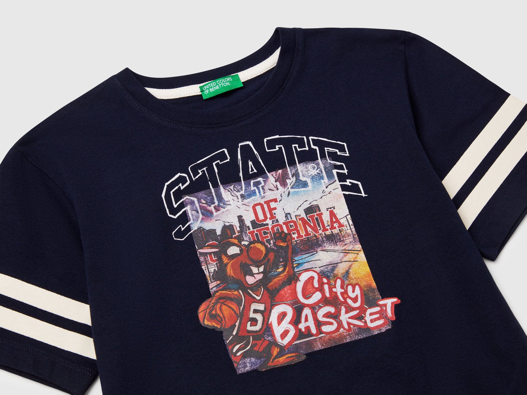 Benetton_Oversized Fit T-Shirt with Photographic Print_3I1XG10IM_016_03