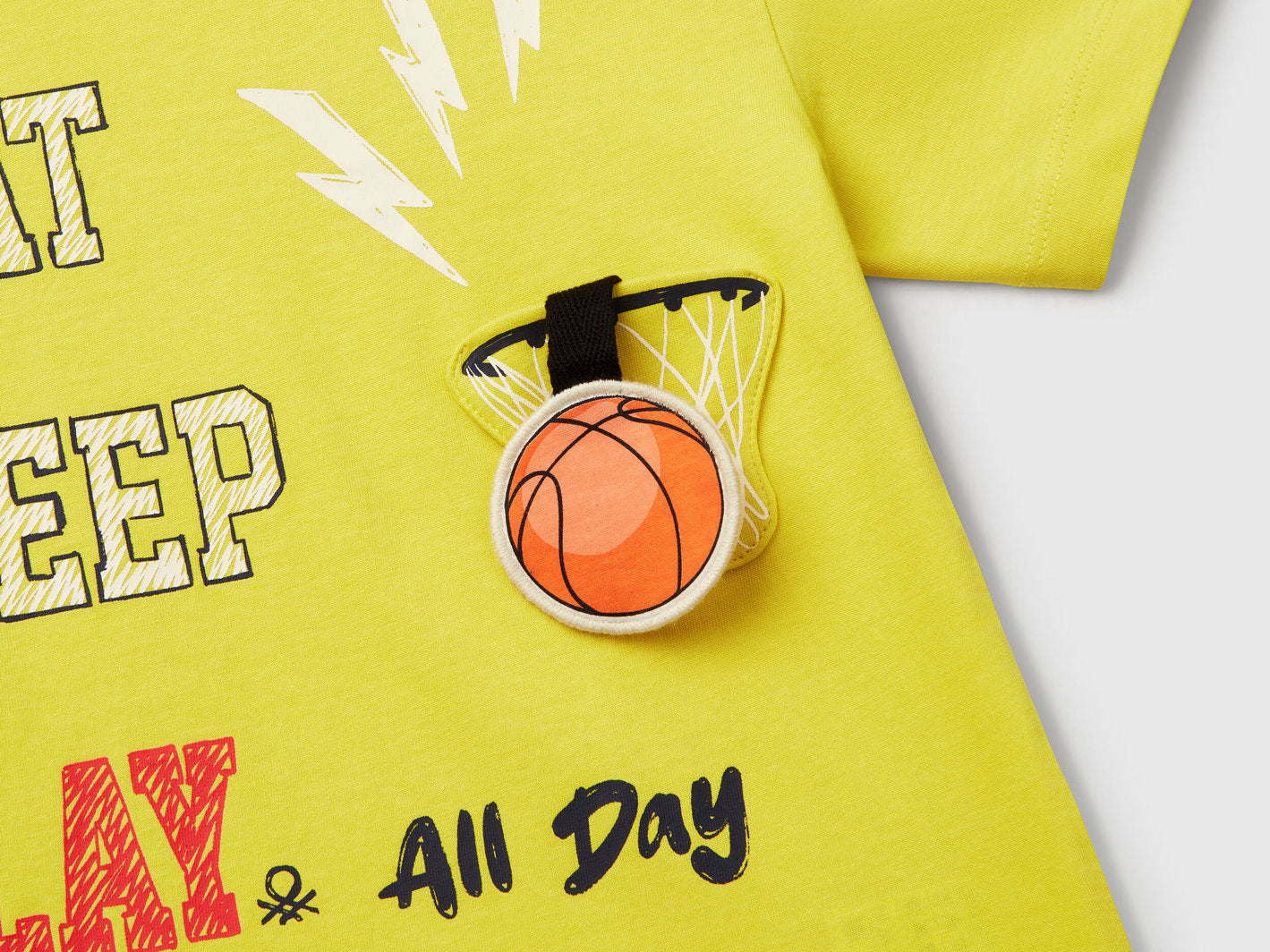 Benetton_T-Shirt with Application_3I1XG10J6_1T1_03