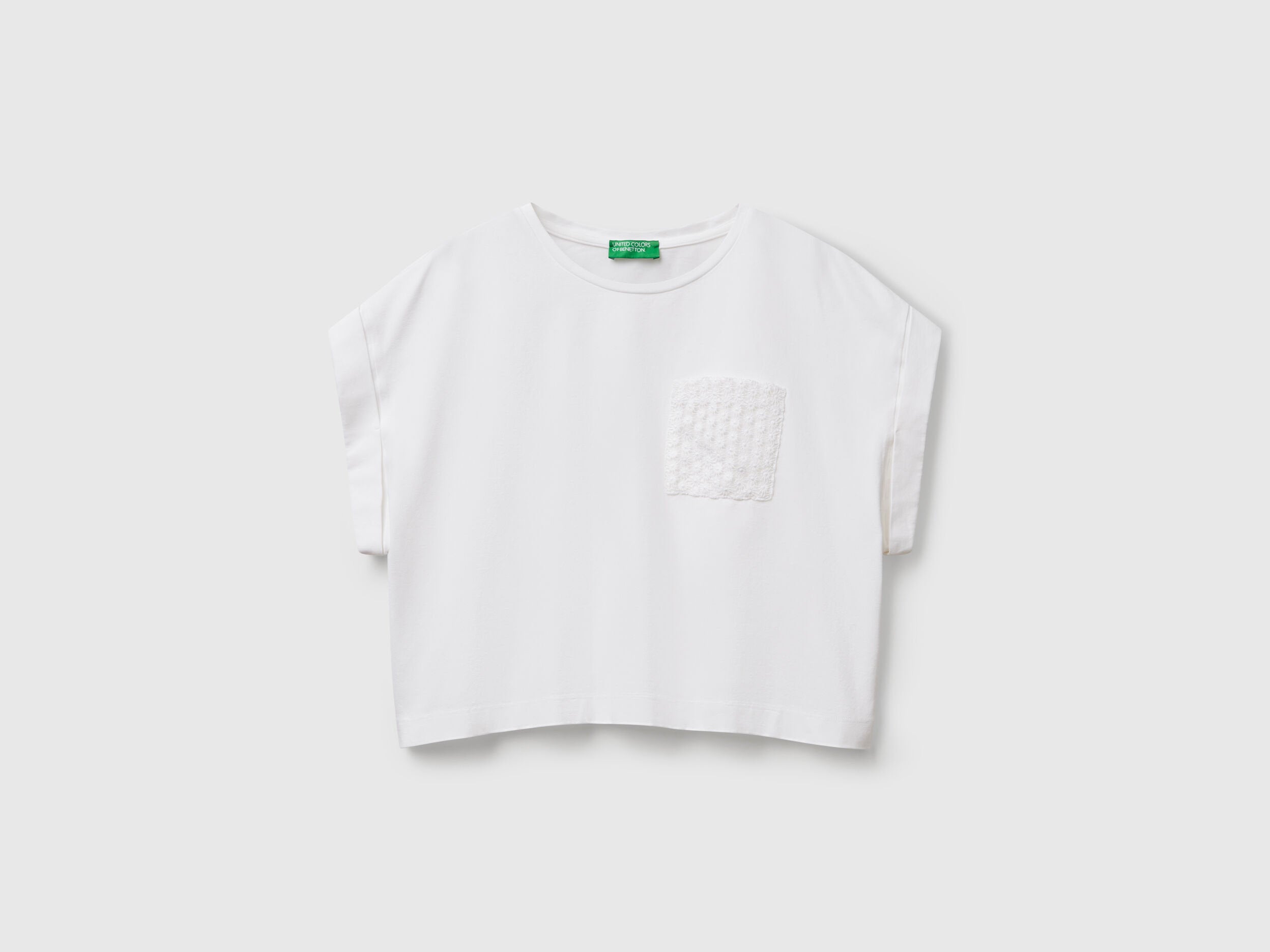 Benetton_T-Shirt with Macrame Pocket_3IFVD10AF_101_03