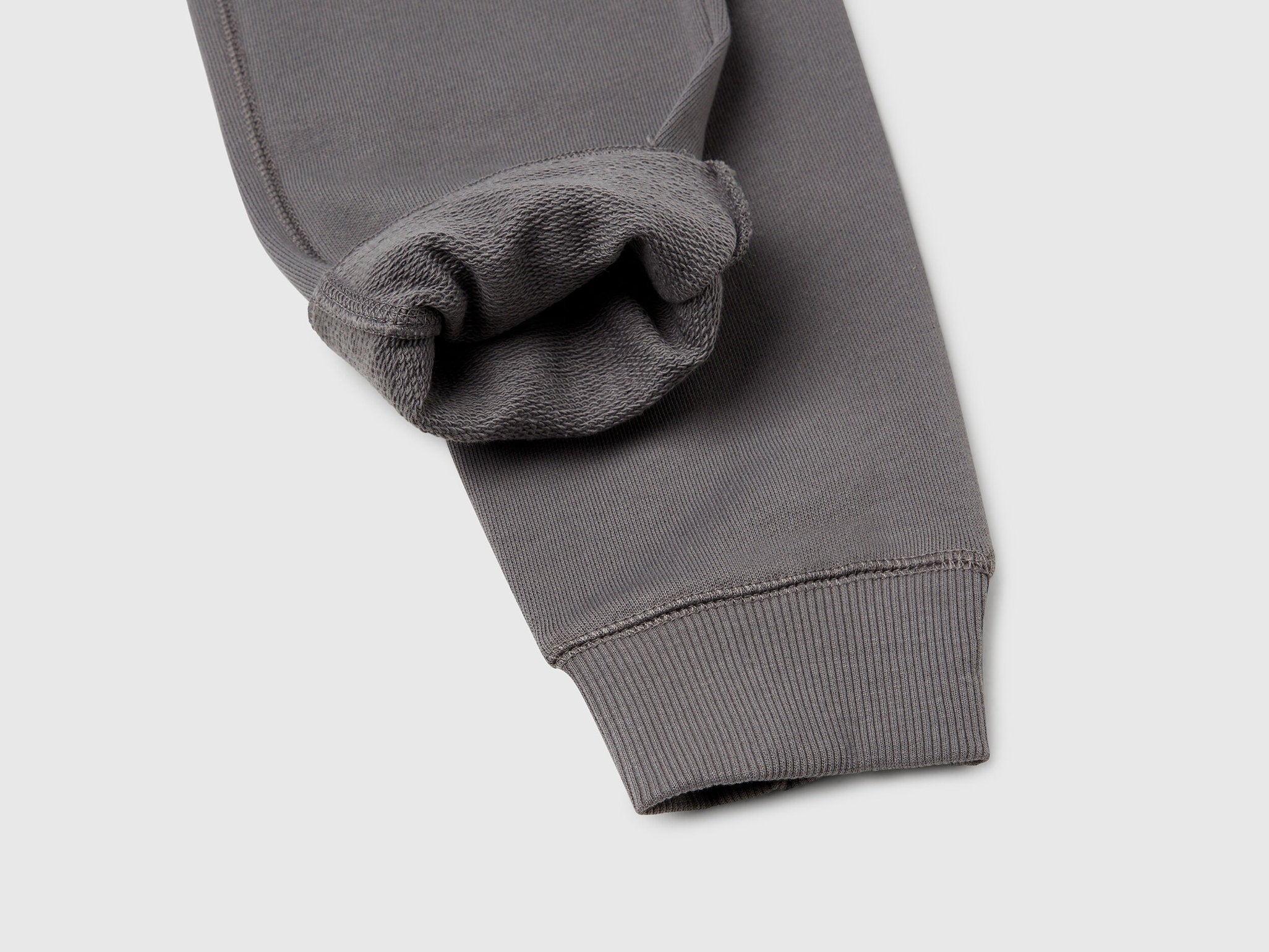 Benetton_Sweatpants with Logo_3J68CF058_00W_03