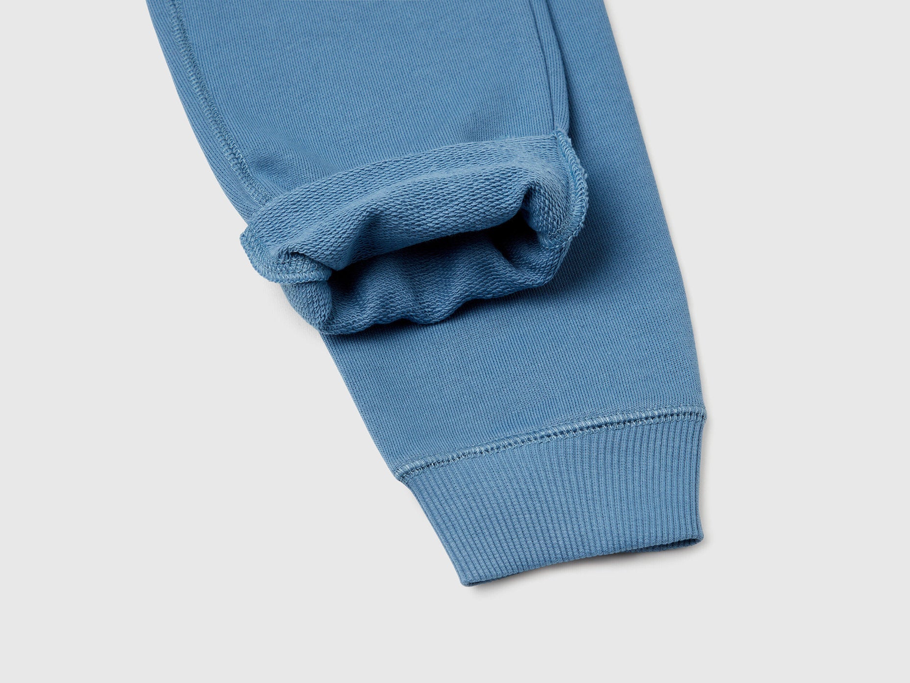 Benetton_Sweatpants with Logo_3J68CF058_11W_03