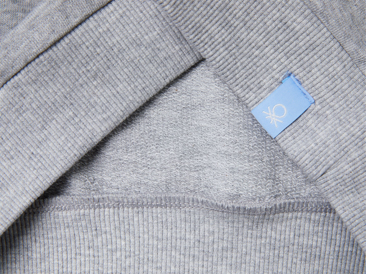 Benetton_Light Gray_Sweatshirt with Bluey Print ©Ludo Studio_3J70G10KF_501_03