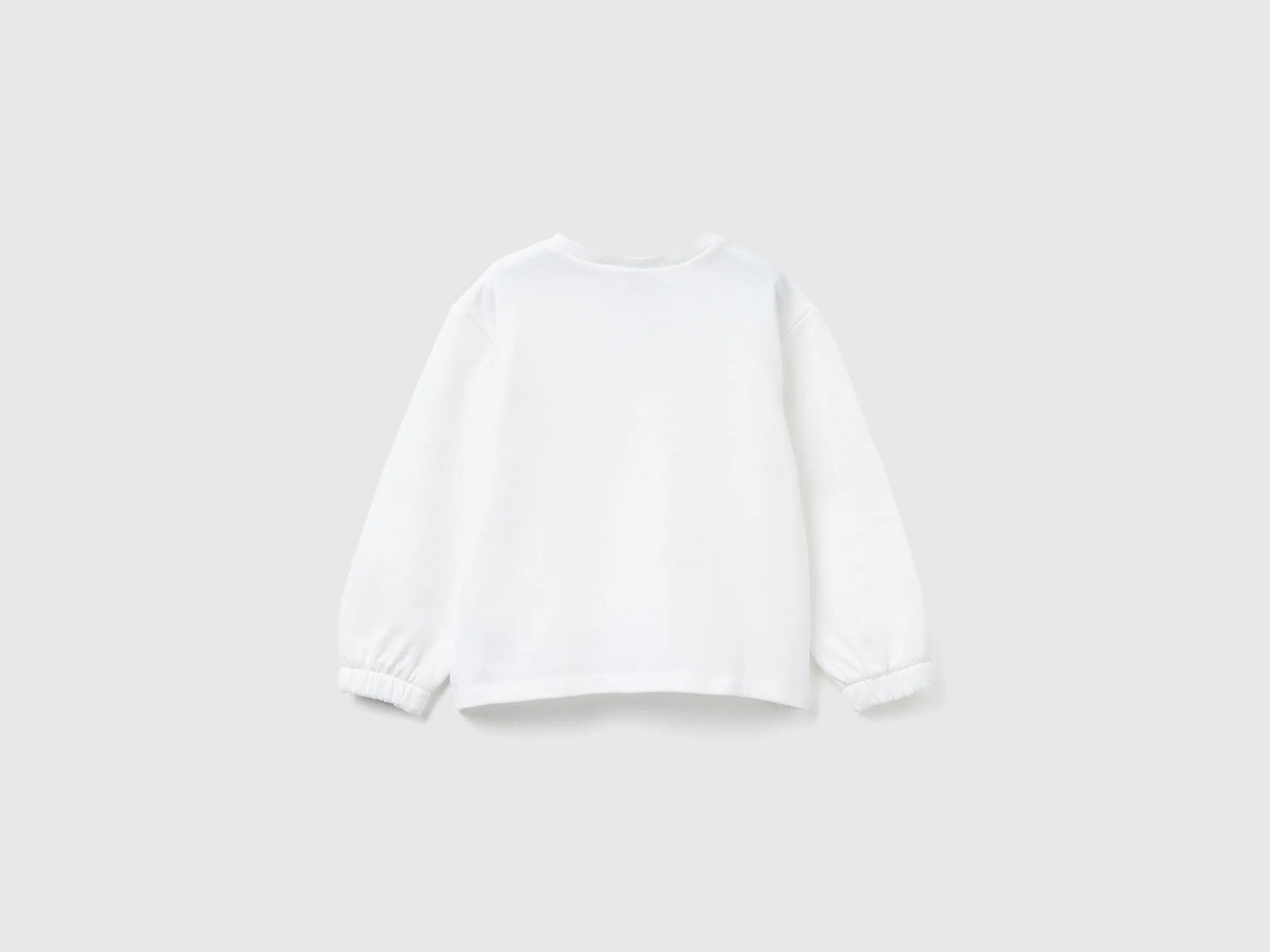 Benetton_Creamy White_Sweatshirt with Bluey ©Ludo Studio Print_3J70G10KG_074_02