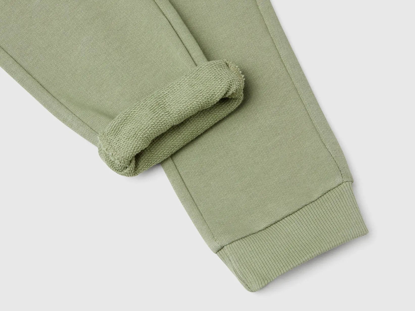 Benetton_Organic Cotton Sweatpants with Logo_3J70GF010_26K_03