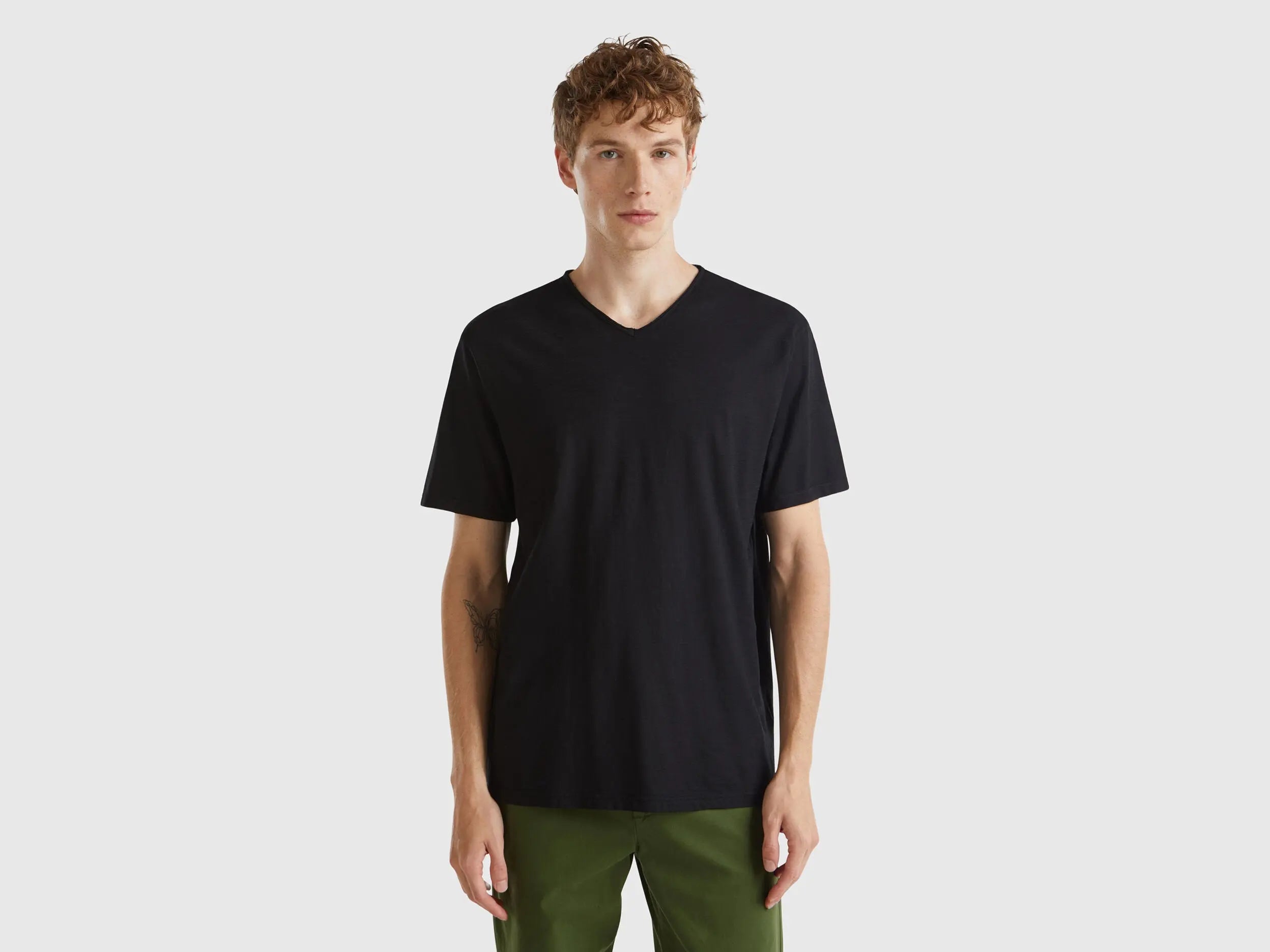 Benetton_100% cotton t-shirt with V-neck_3JE1J4264_100_01