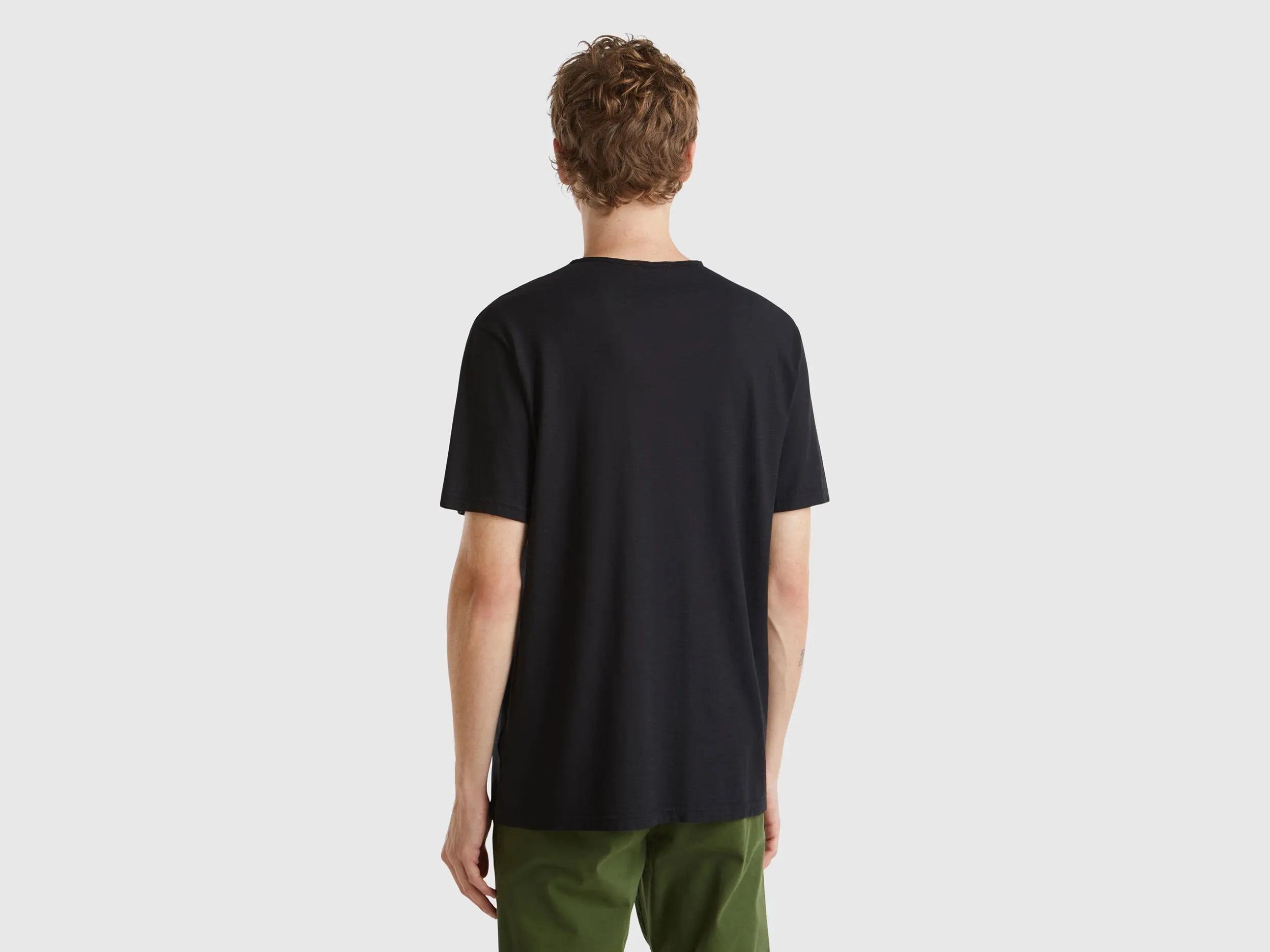 Benetton_100% cotton t-shirt with V-neck_3JE1J4264_100_02