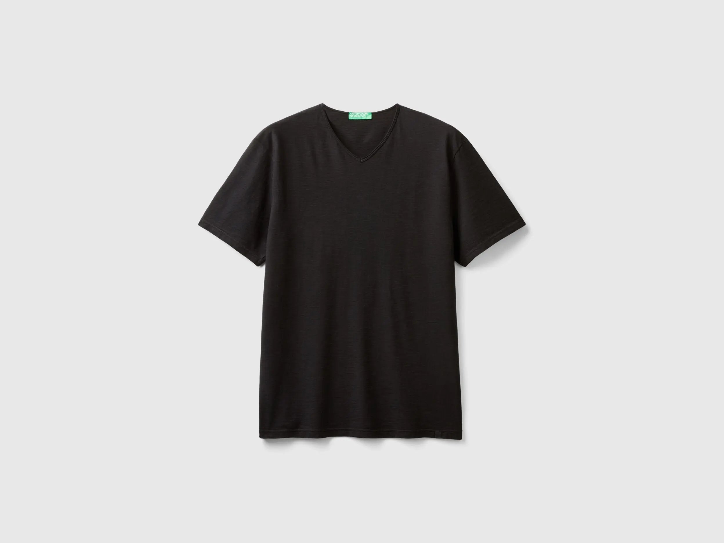 Benetton_100% cotton t-shirt with V-neck_3JE1J4264_100_03
