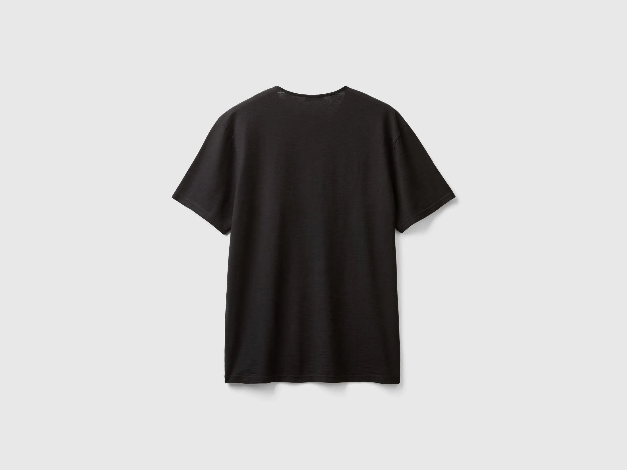 Benetton_100% cotton t-shirt with V-neck_3JE1J4264_100_04