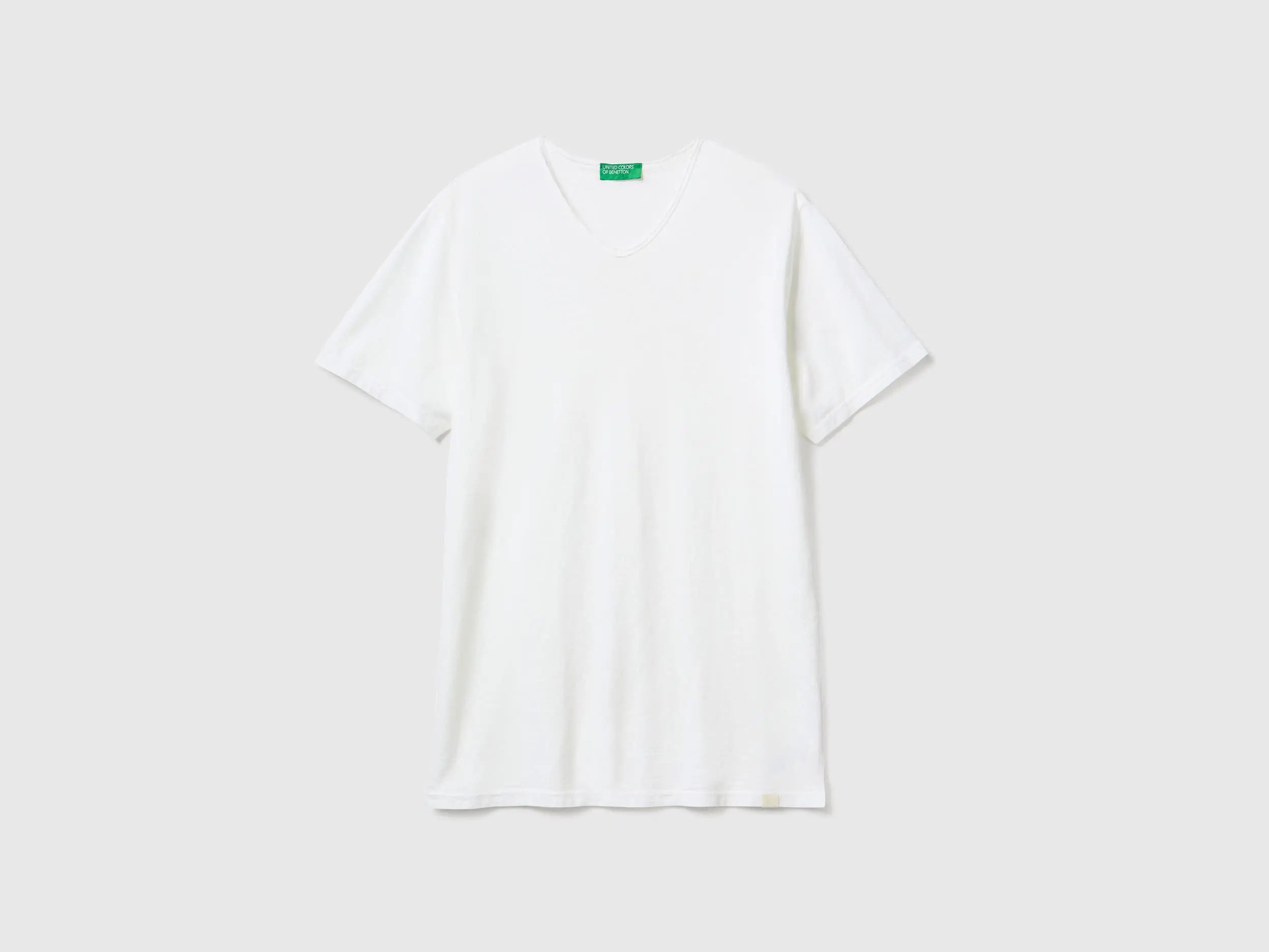 Benetton_V-neck t-shirt in 100% cotton_3JE1J4264_101_03