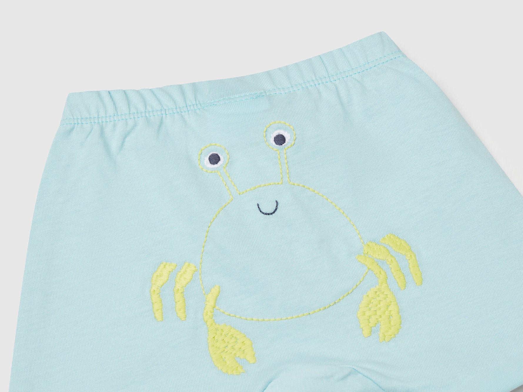 Benetton_Shorts with Patch on The Back_3MI5A900H_21J_03