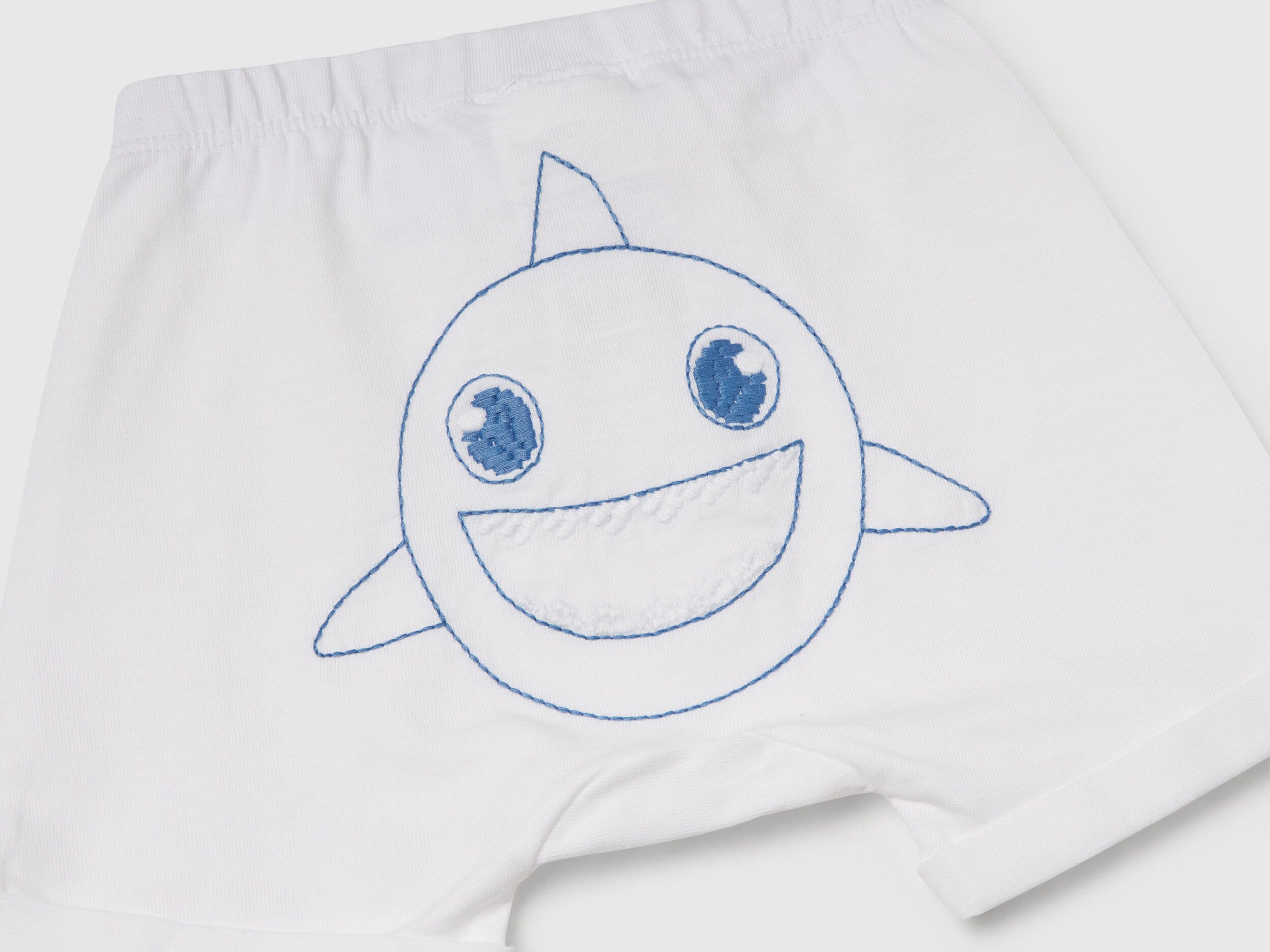 Benetton_Shorts with Patch on The Back_3MI5A900H_901_03