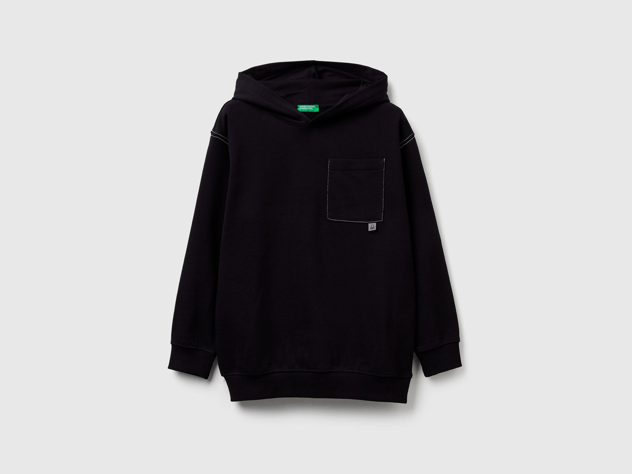 Benetton_Black_Oversized Sweatshirt with Bold Print_3NBMC205A_100_01
