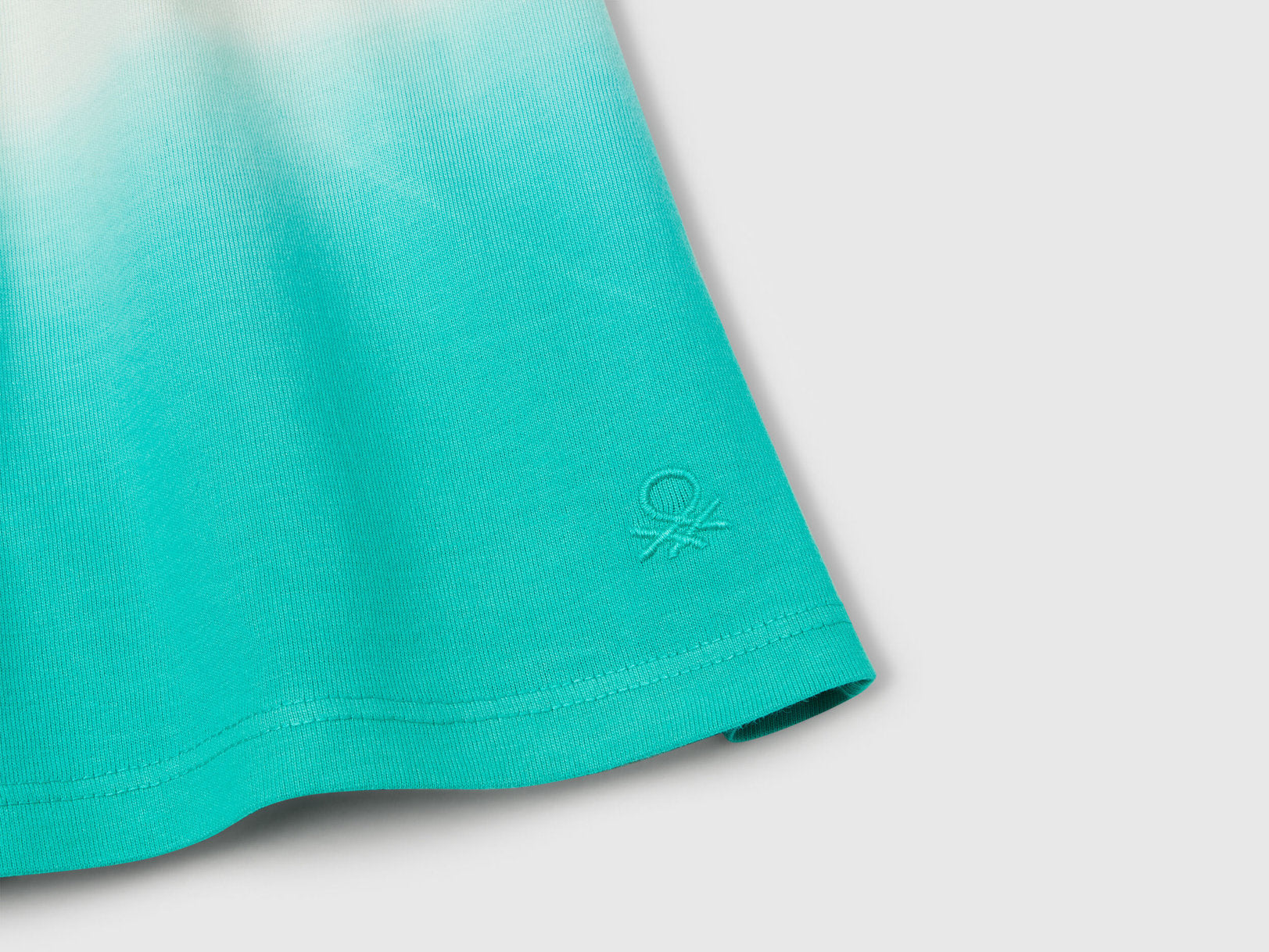 Benetton_Dip-Dye Shorts_3NPDC903G_6H4_03