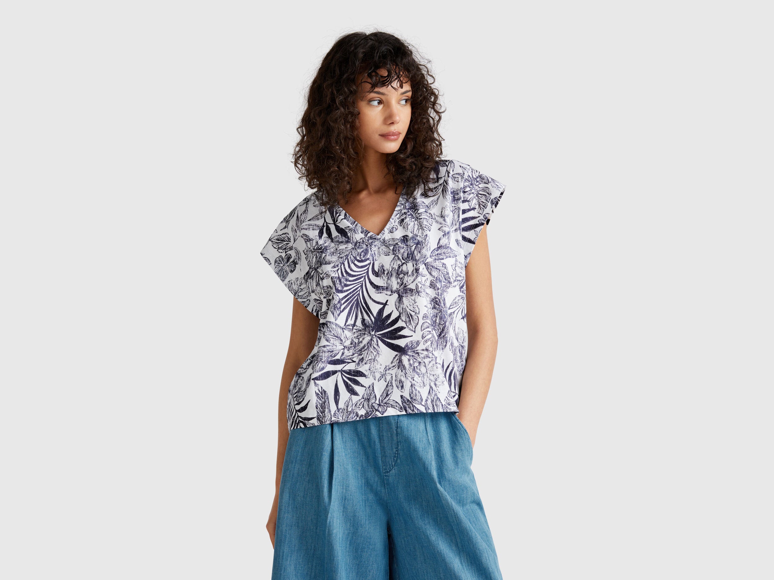 Benetton_T-Shirt with Floral Print_3SEBD10AE_71T_01