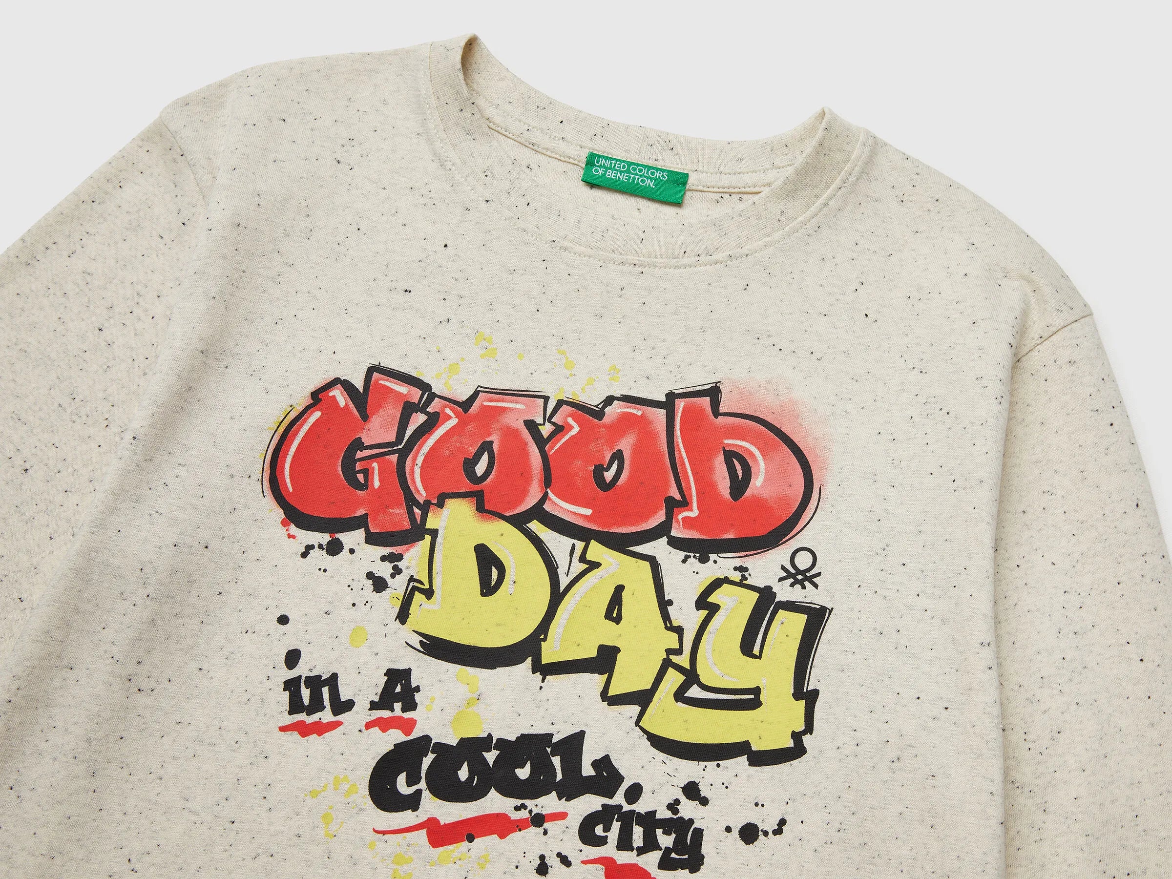 Benetton_Creamy White_T-Shirt with Graffiti Print_3U5YC10R6_901_03