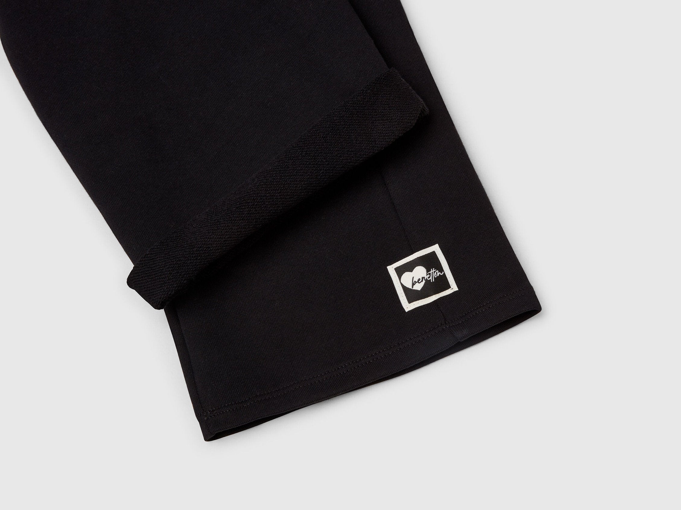 Benetton_Loose Fit Sweatpants_3UNICF061_100_03