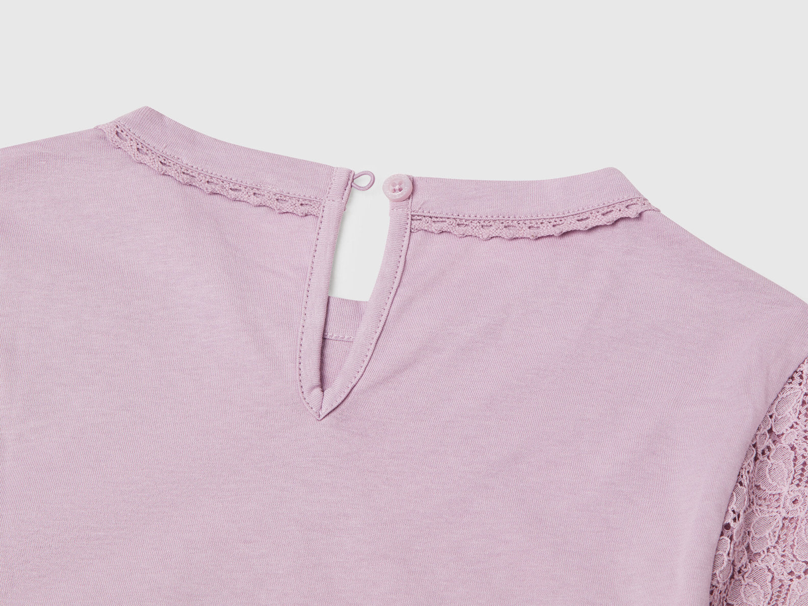 Benetton_T-Shirt with Lace Sleeve_3WYWC10O6_902_03