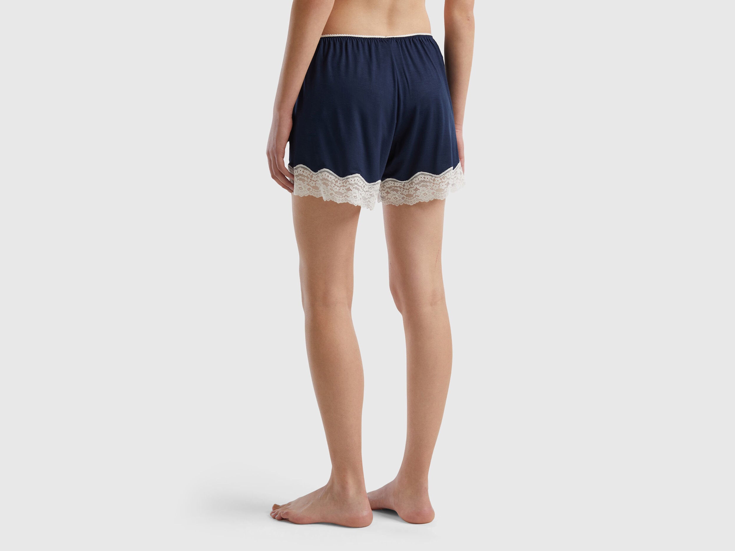 Flowy Shorts with Lace_3Z1239170_13C_02