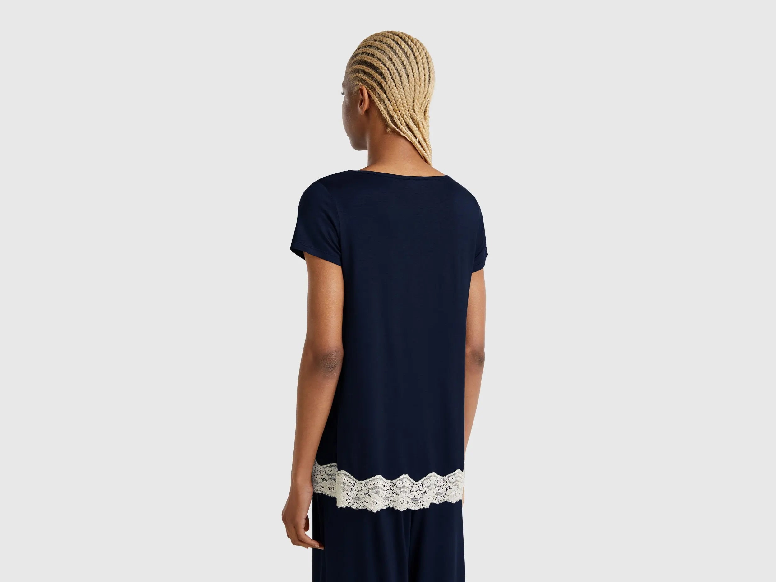 Benetton_Flowy Top with Lace Edge_3Z123M314_13C_02