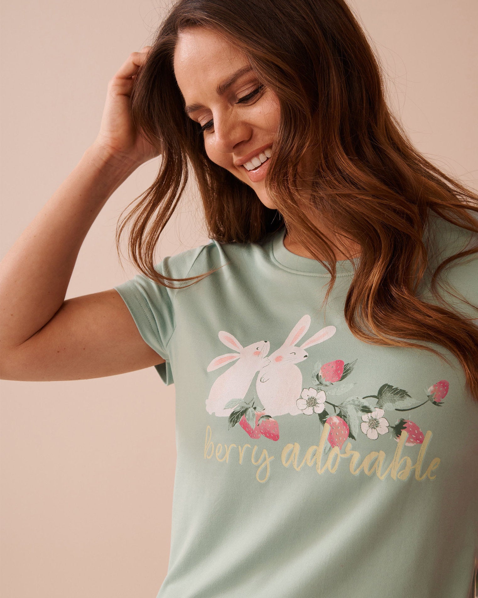 La Vie en Rose_Rabbit & Strawberry Print Super Soft T-Shirt_40100701_40218_03