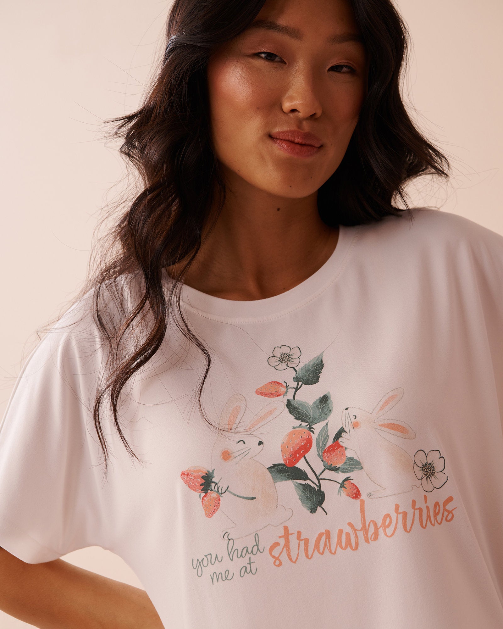 La Vie en Rose_Rabbit & Strawberry Print Super Soft Loose Fit T-Shirt_40100702_10011_03
