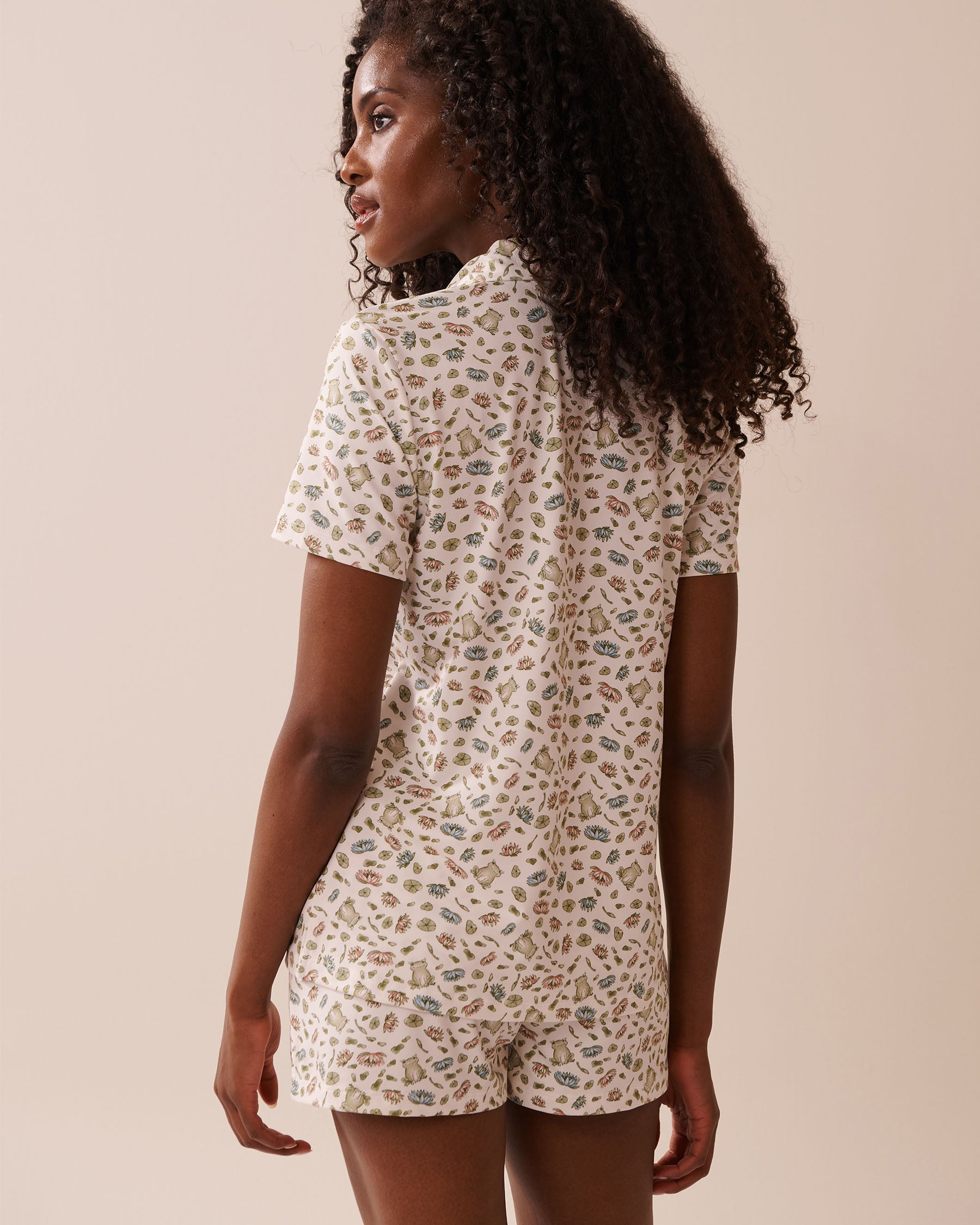 La Vie en Rose_Snow White Frog_Frog Print Super Soft Button-Down Shirt_40100761_P10514_02