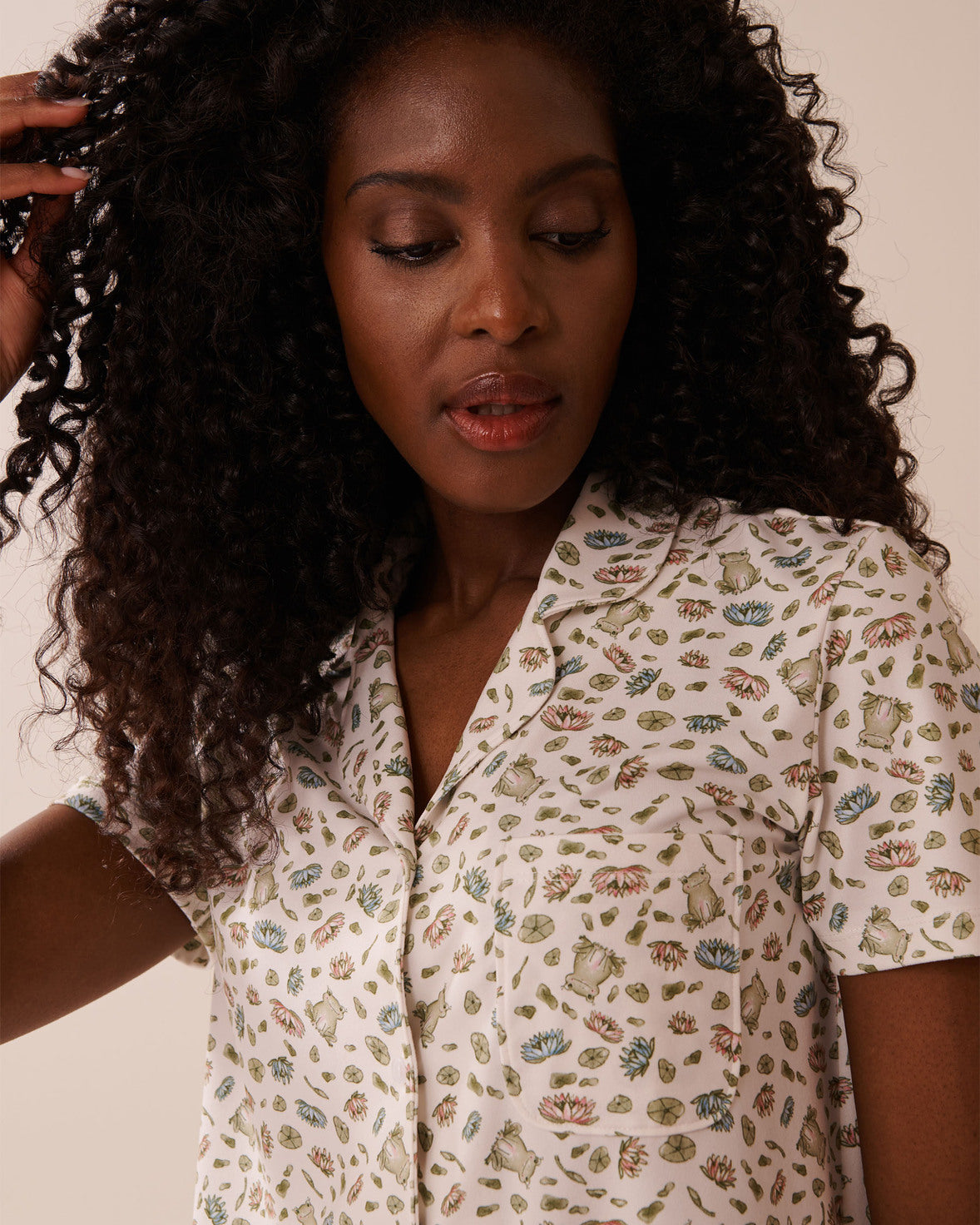 La Vie en Rose_Snow White Frog_Frog Print Super Soft Button-Down Shirt_40100761_P10514_03