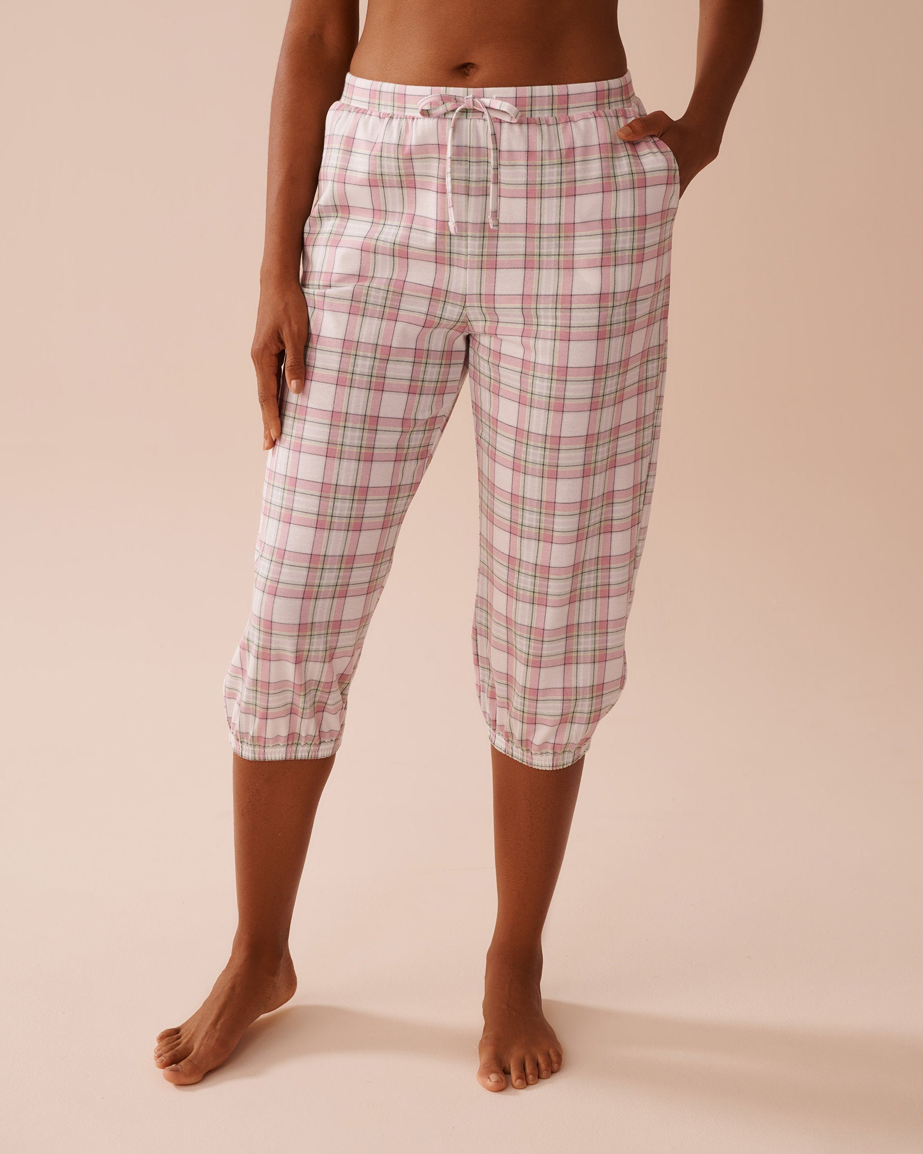 La Vie en Rose_Multicolour Plaid Cotton Fitted Capris_40200683_P60345_01