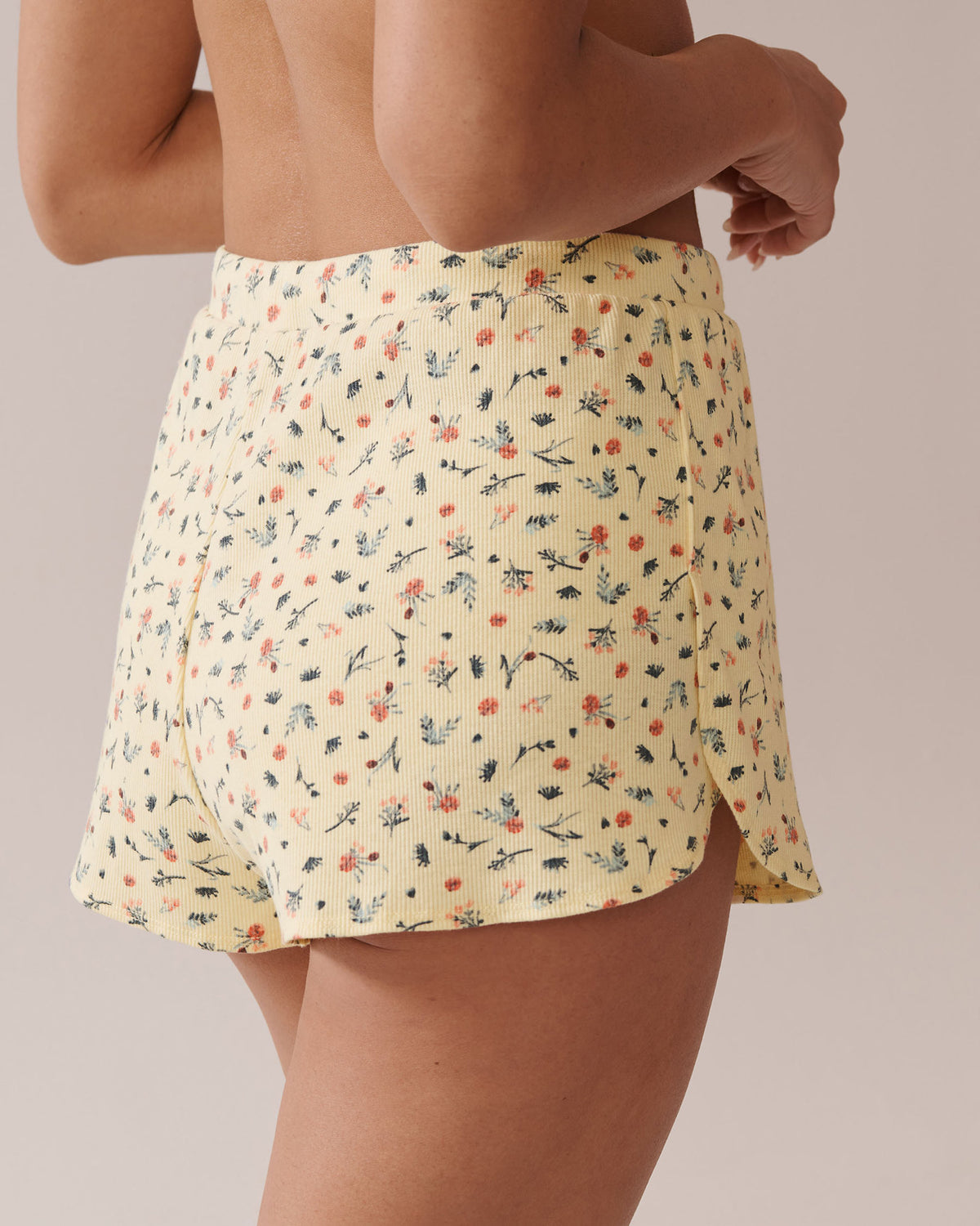 La Vie en Rose_Ditsy Floral Print Ribbed Shorts_40200699_P70061_02