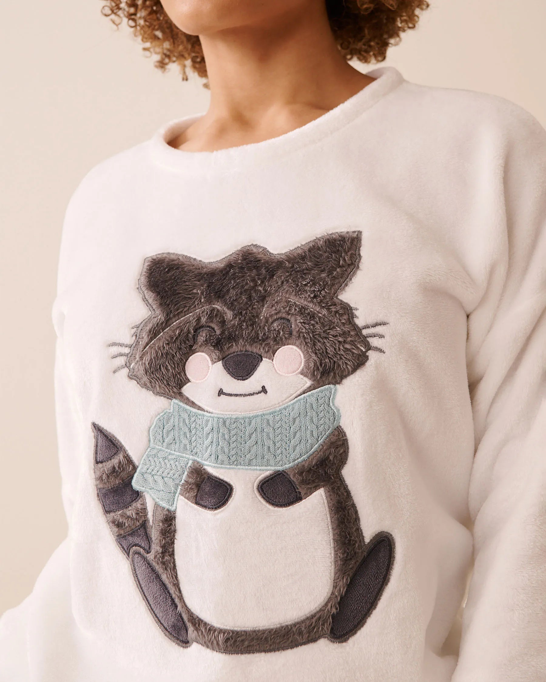 La Vie en Rose_Snow White Raccoon_Raccoon Print Soft Plush Pj Set_40400085_P10523_03