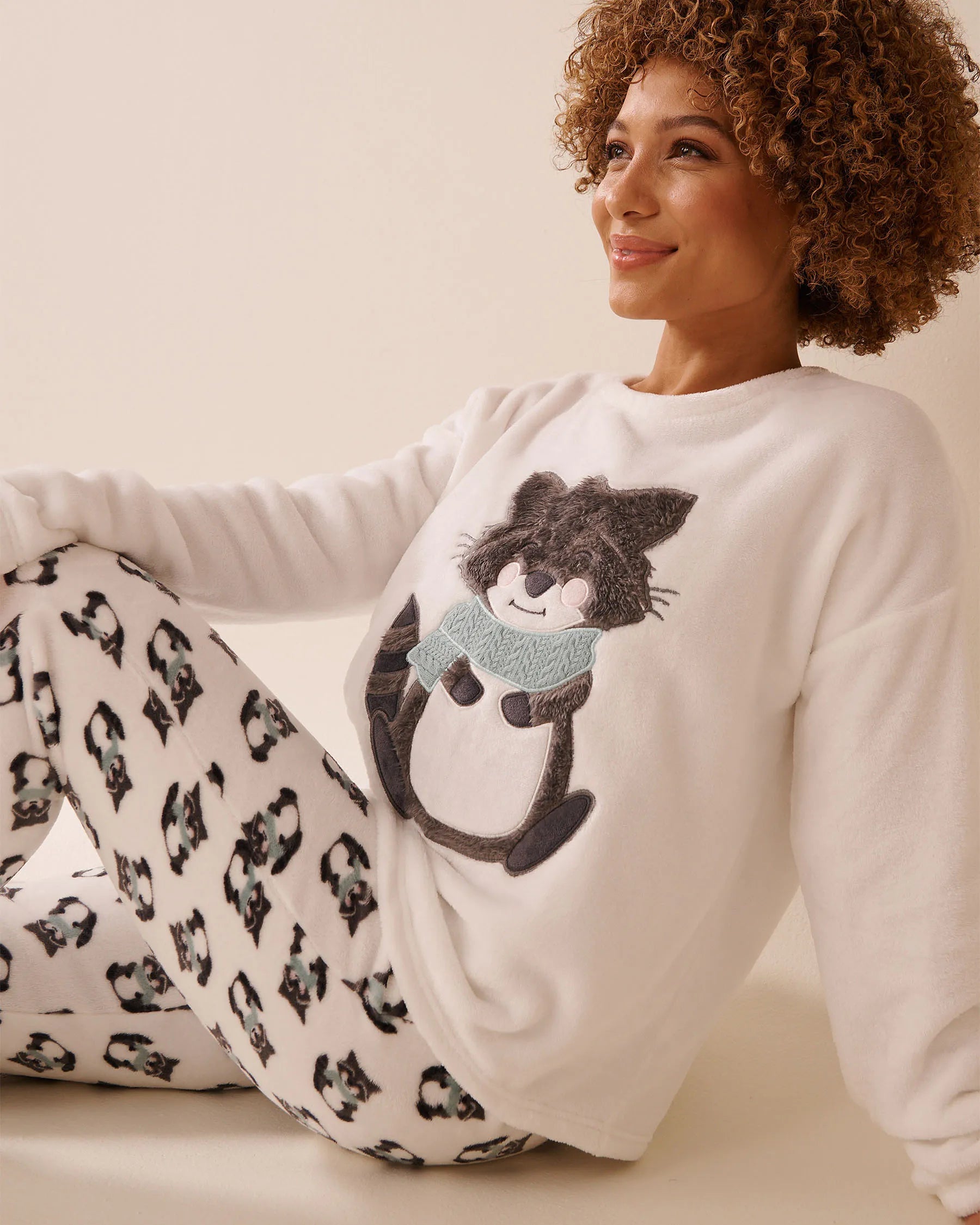La Vie en Rose_Snow White Raccoon_Raccoon Print Soft Plush Pj Set_40400085_P10523_06