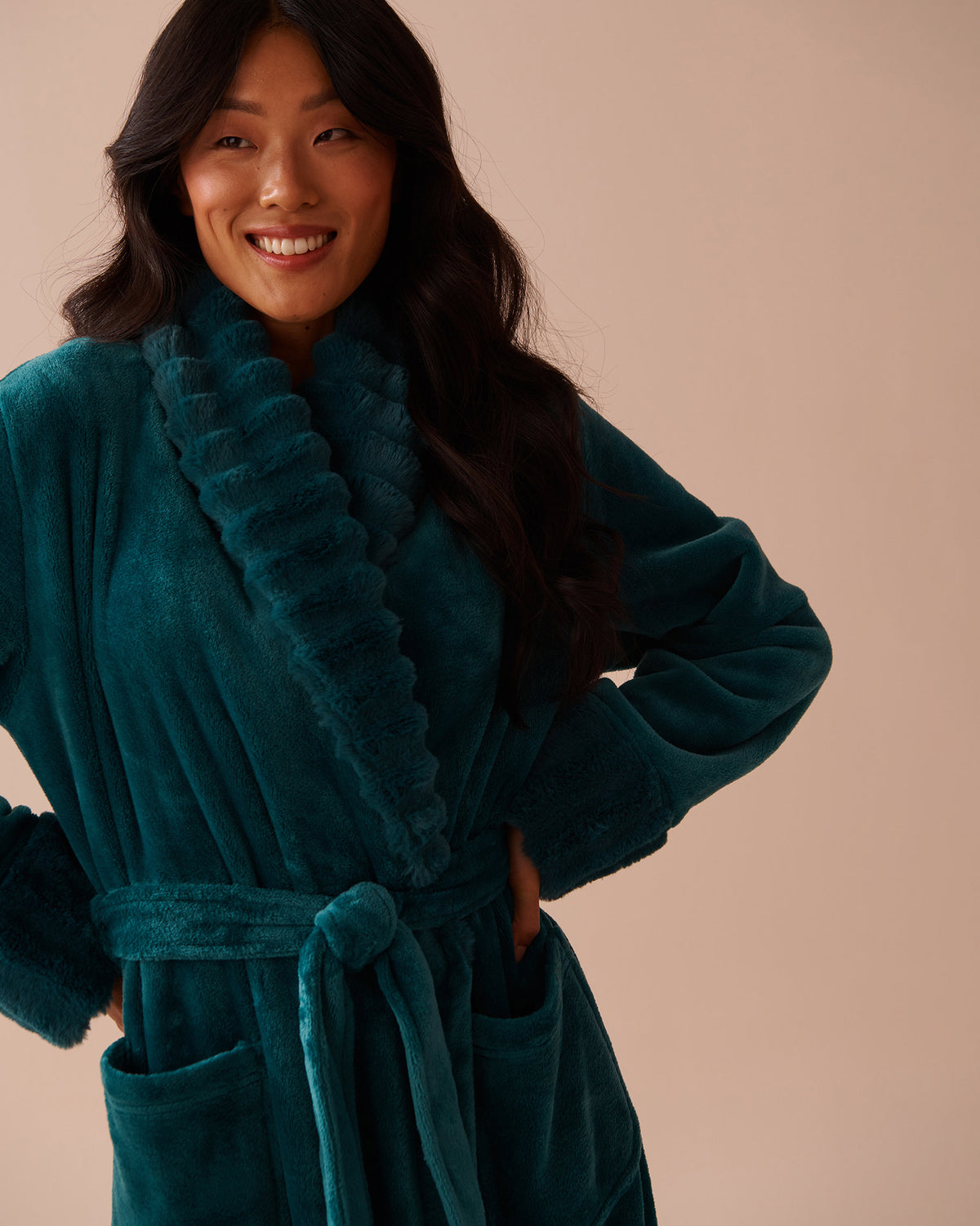 Long Faux Fur and Soft Plush Robe_40600197_30032_03